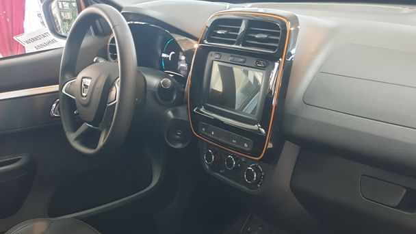 Dacia Spring mit Navigationsgerät