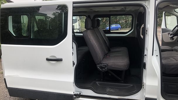 Renault Trafic Passenger Louez le Renault Trafic 9 places Long – Espace, Confort et Économie grand coffre avec Audio Bluetooth