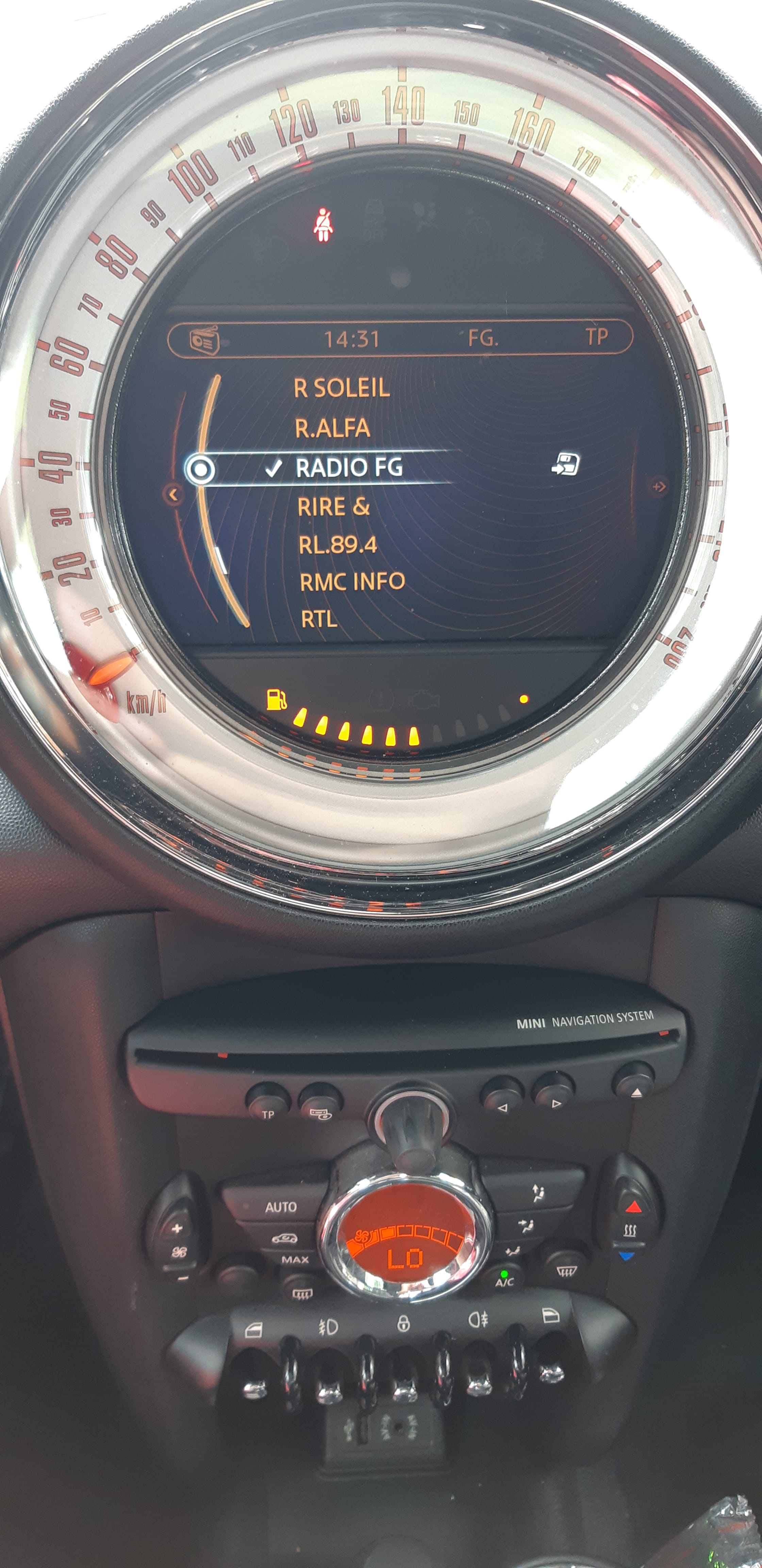 Mini Cooper 3 portes (CN824) D 112ch (Regulateur, Clim Auto, GPS, USB, AUX, ecran LCD, ...)  #bu avec Entrée audio / iPod