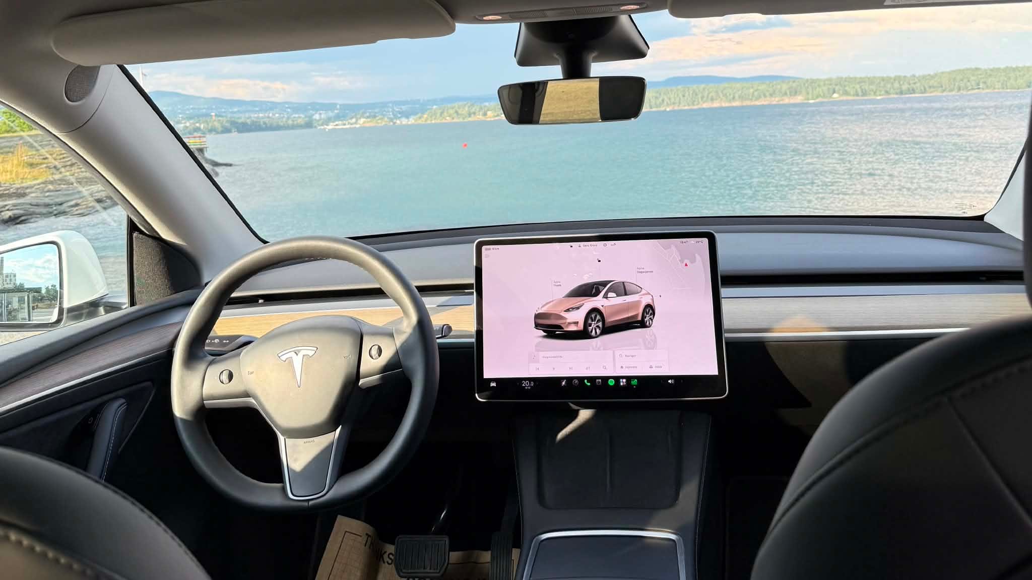 Tesla Model Y med GPS