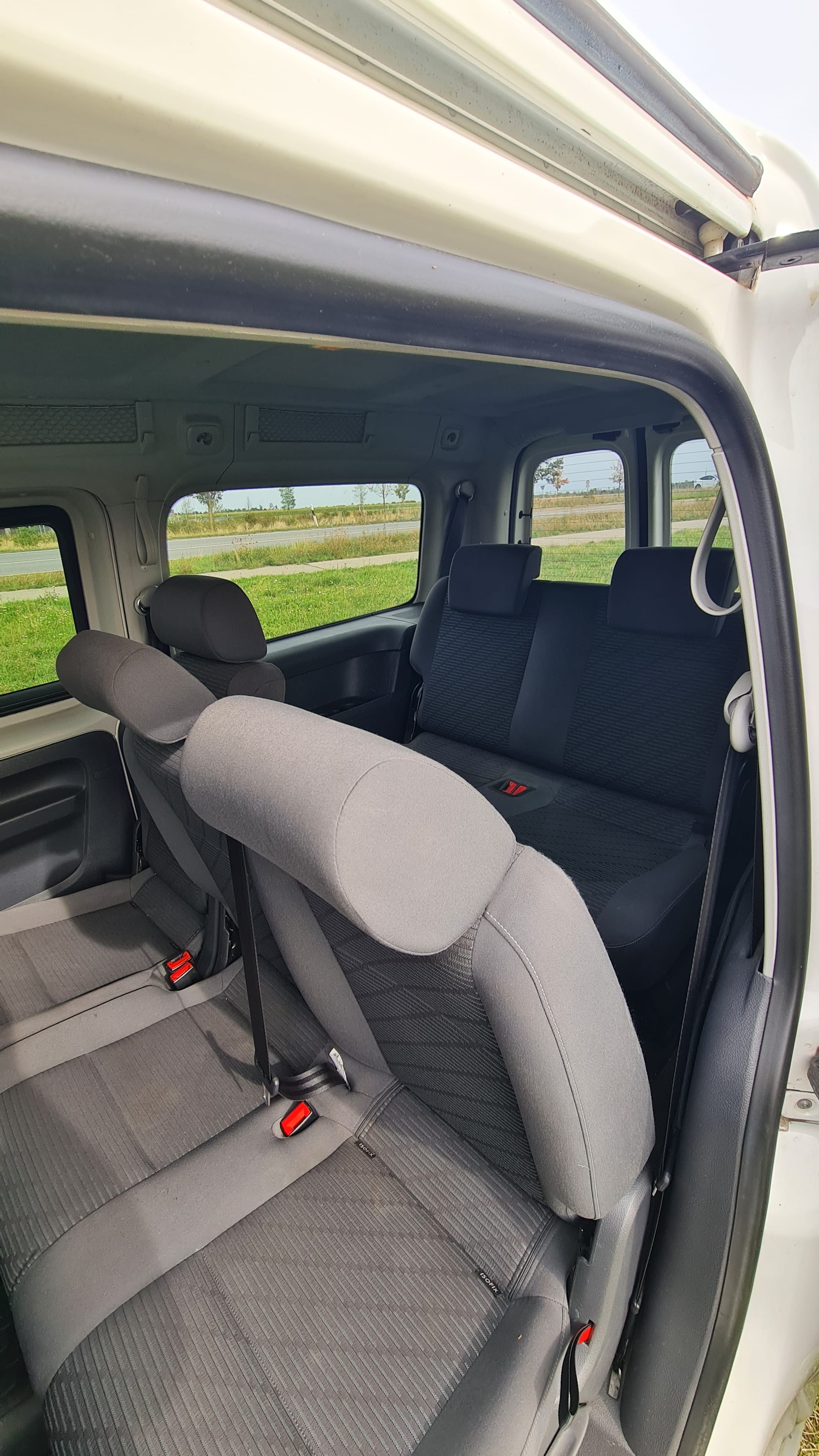 Volkswagen Caddy 170 PS mit Kindersitz