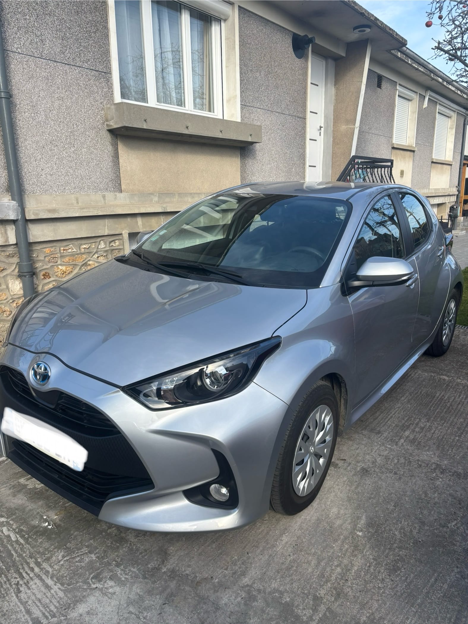 Toyota Yaris, 2022, Essence 98 / Électrique (hybride), automatique