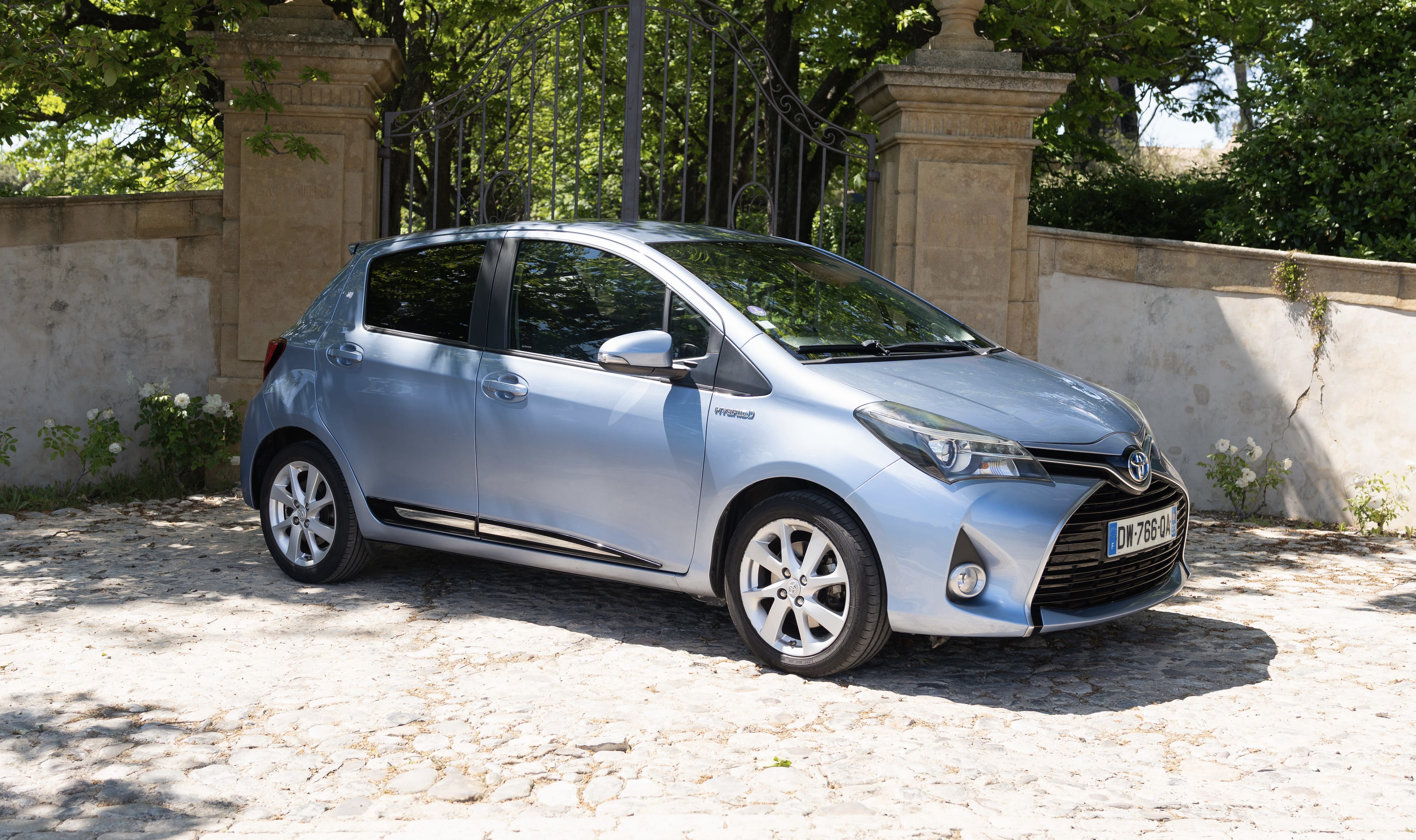 Toyota Yaris, 2015, Essence 95 / Electric (hybrid), automatic