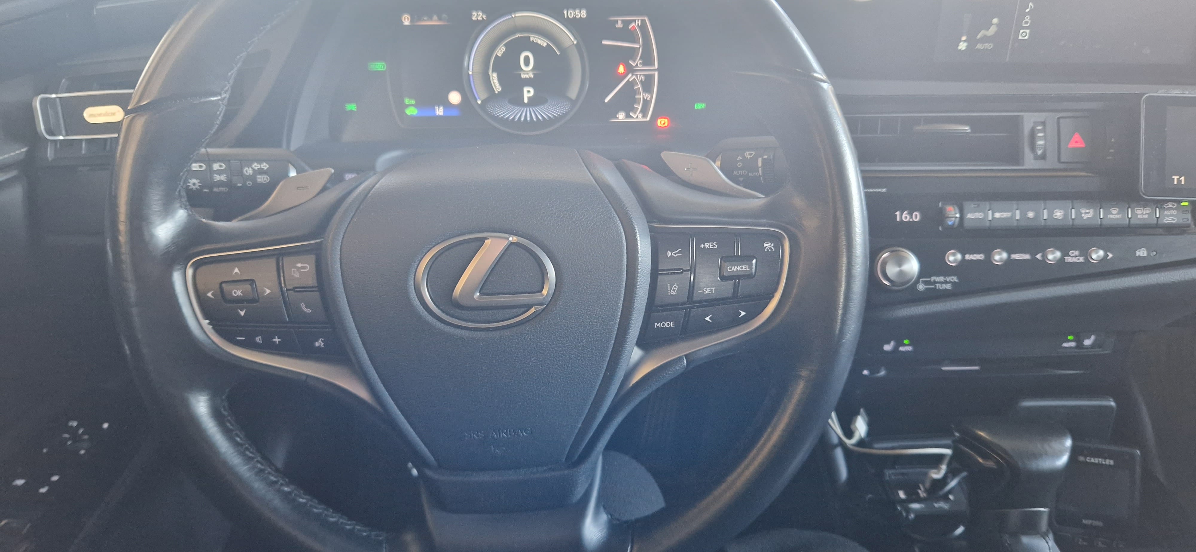 Lexus ES 300h with Baby seat