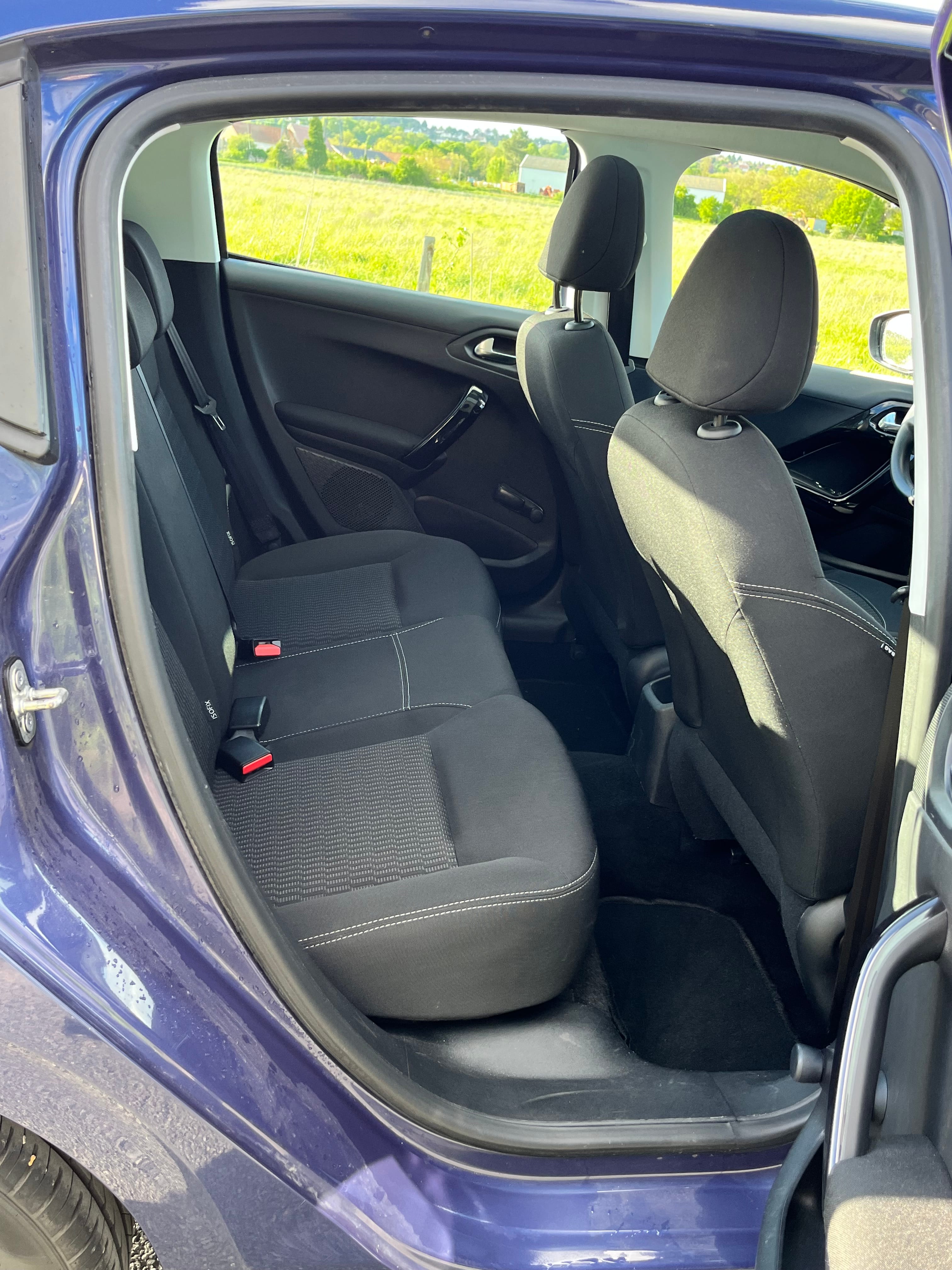 Peugeot 208 • Apple CarPlay • Toit panoramique • Sièges chauffants avec Audio Bluetooth