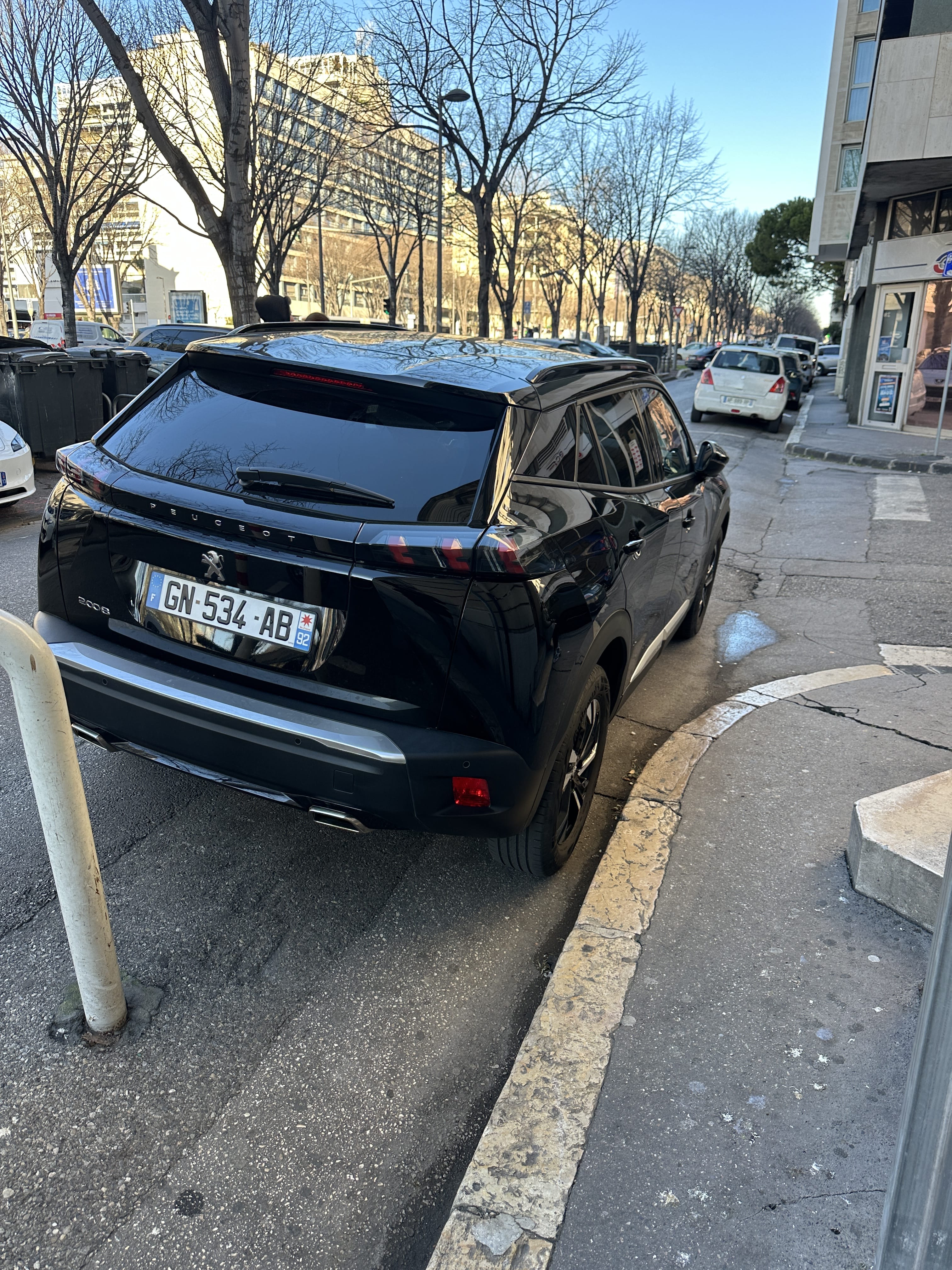 Peugeot e-2008 con GPS