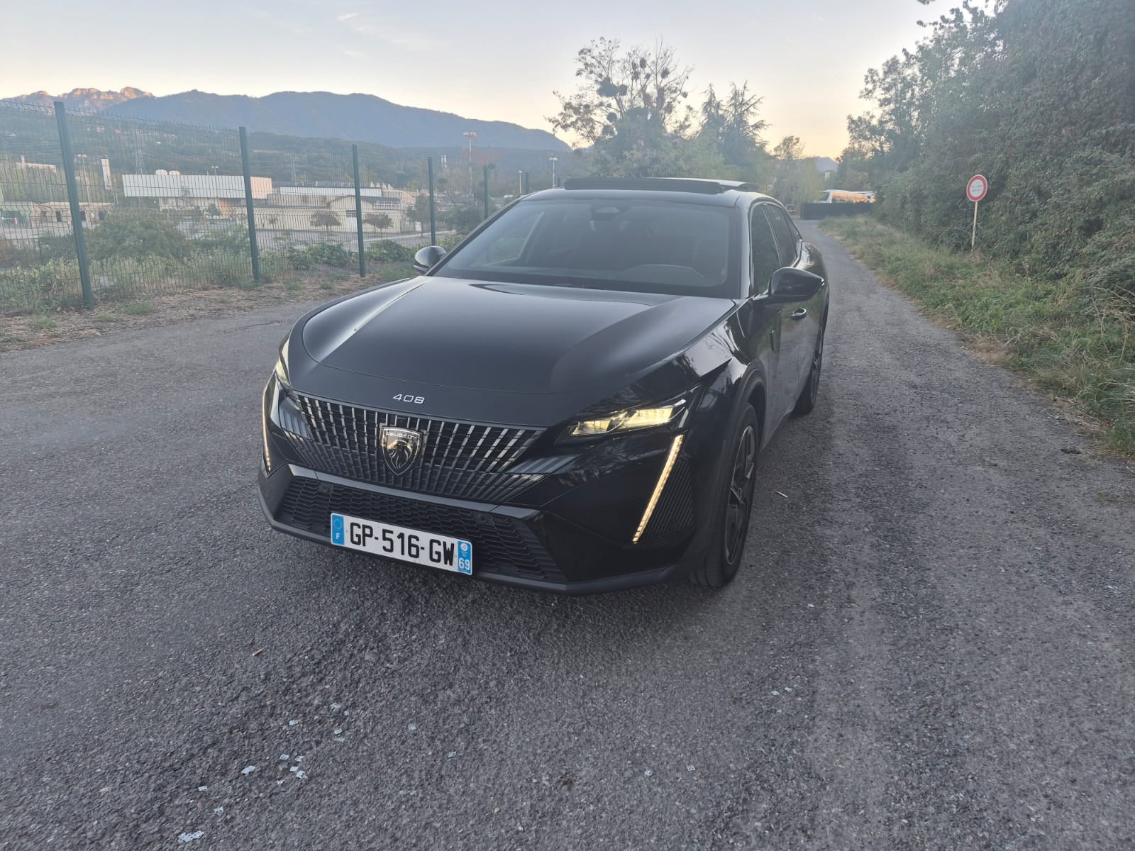 Peugeot 408, 2023, Essence 95 / Électrique (hybride), automatique