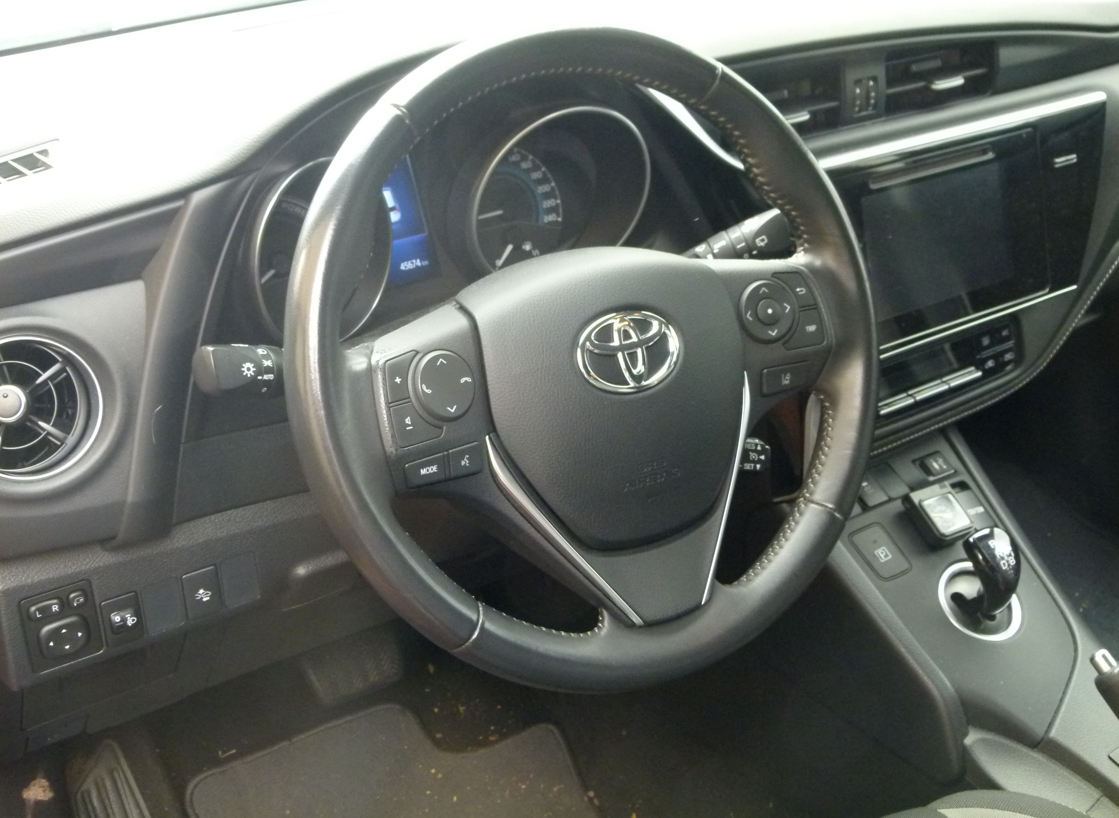 Toyota Auris Design 136h hybride avec GPS