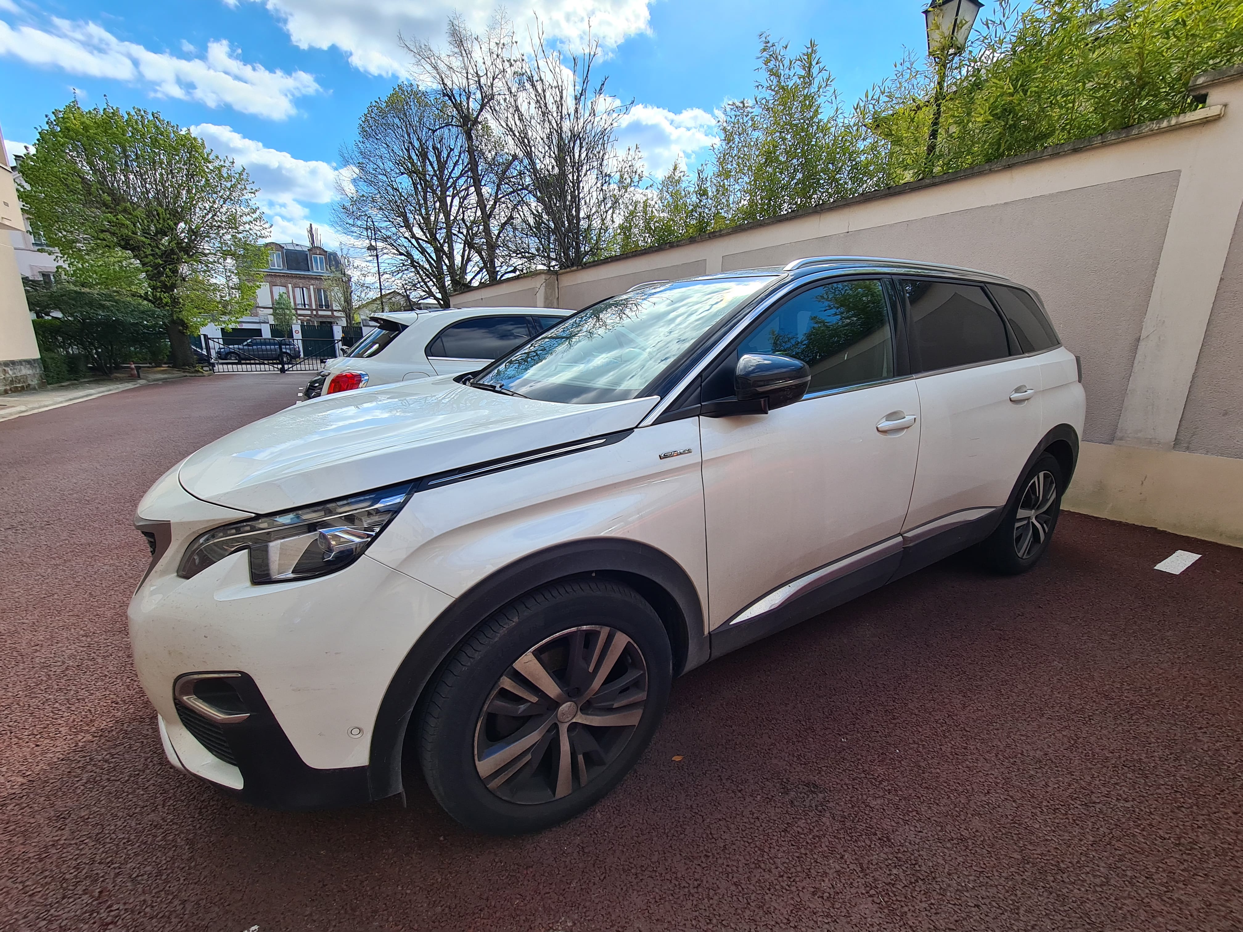 Peugeot 5008 - Pneus 4 saisons 3PMSF et Chaînes, 2020, Essence 95, automatique, 7 places