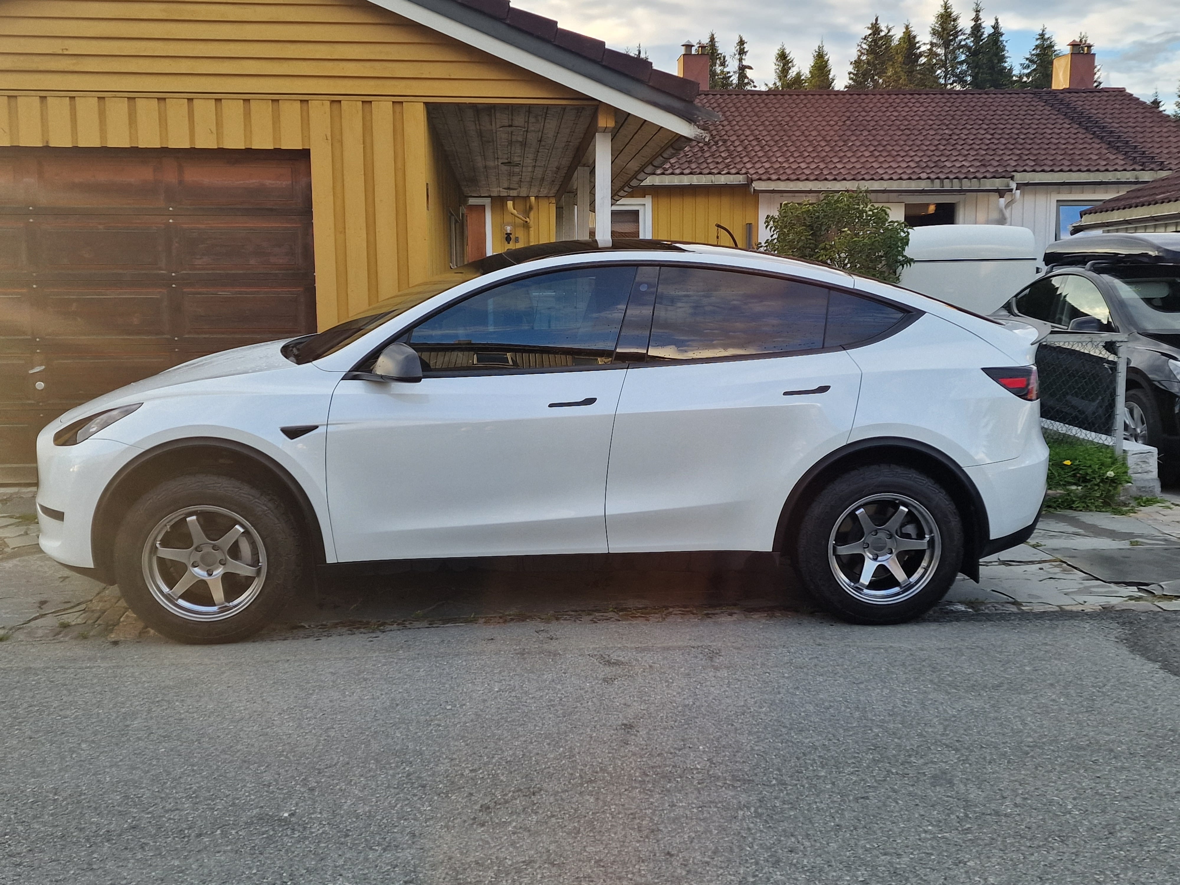 Tesla Model Y Long Range med GPS