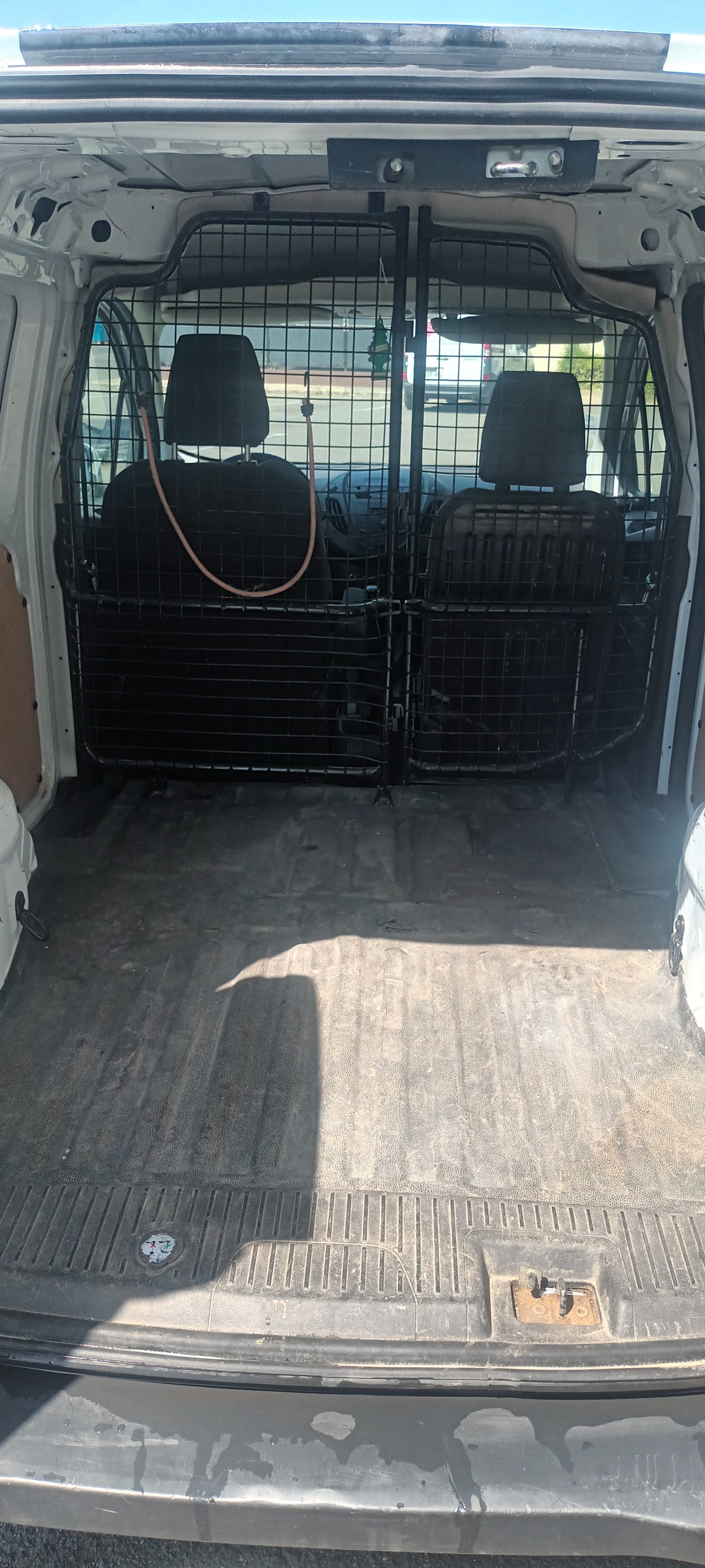 Ford Transit Courier Fourgon 1.5tdci avec Port USB