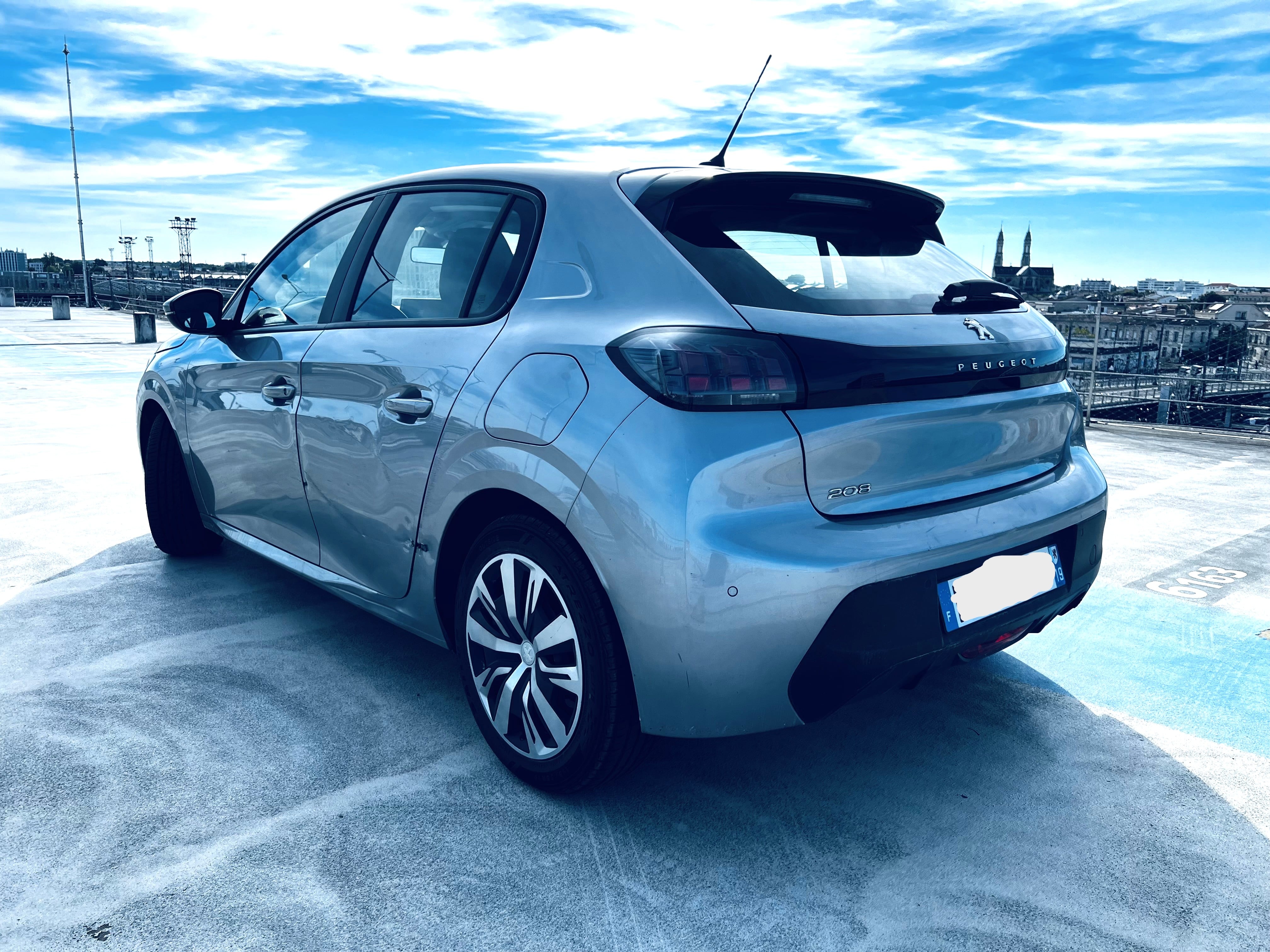 Peugeot 208 II Active Clim 5 portes 849 mit Navigationsgerät