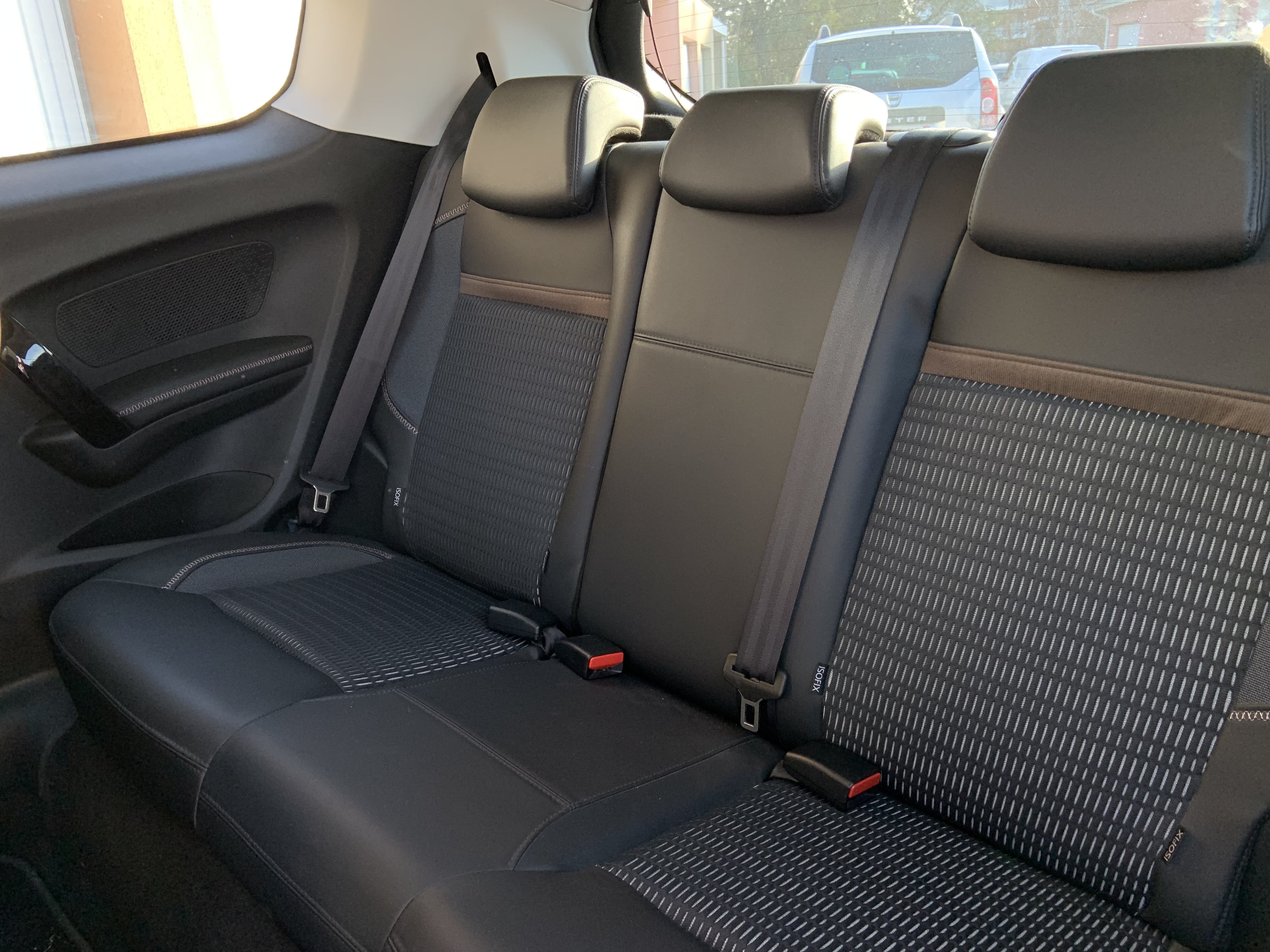 Peugeot 208 avec Autoradio