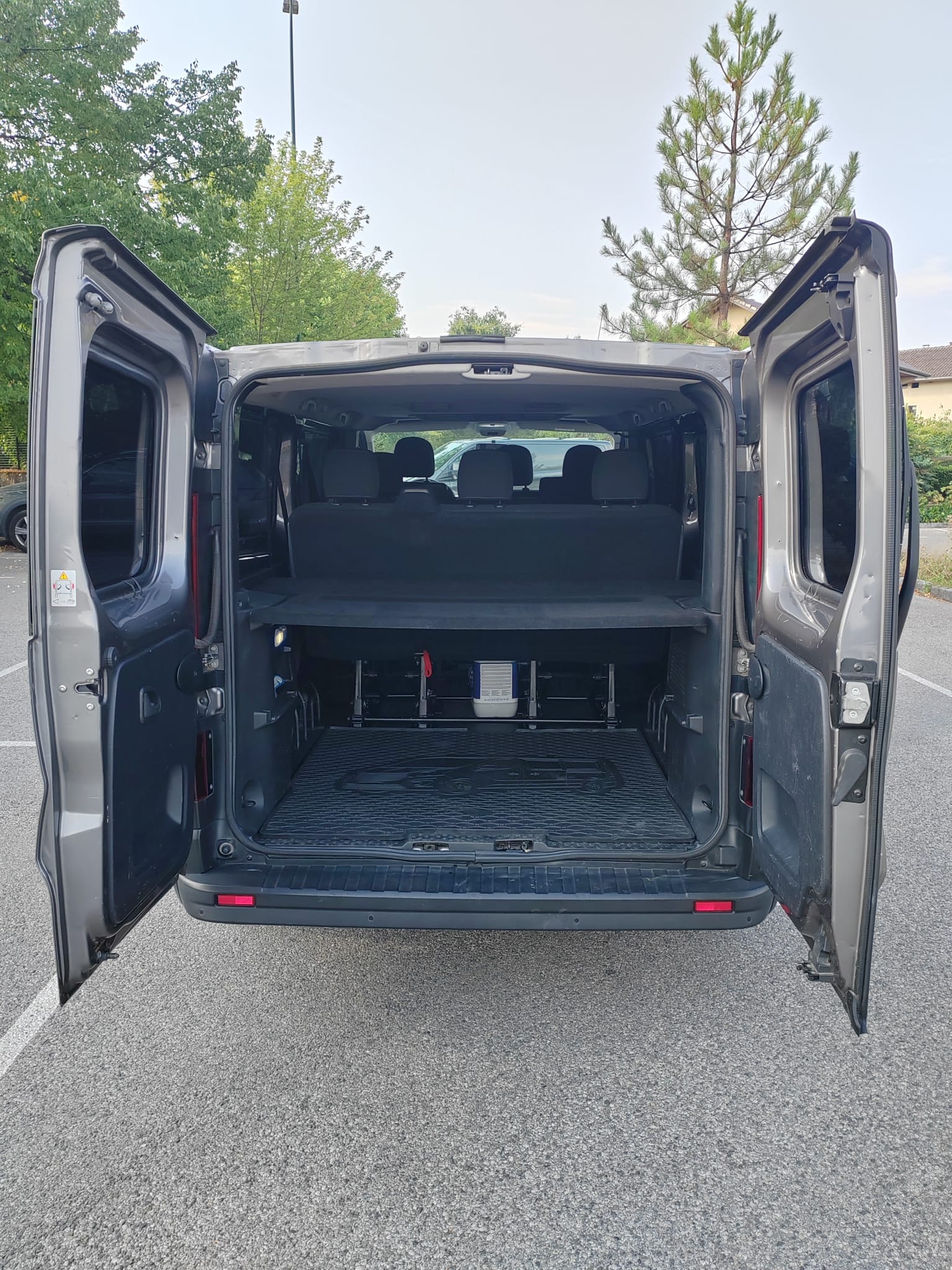 Opel Vivaro Combi avec Autoradio