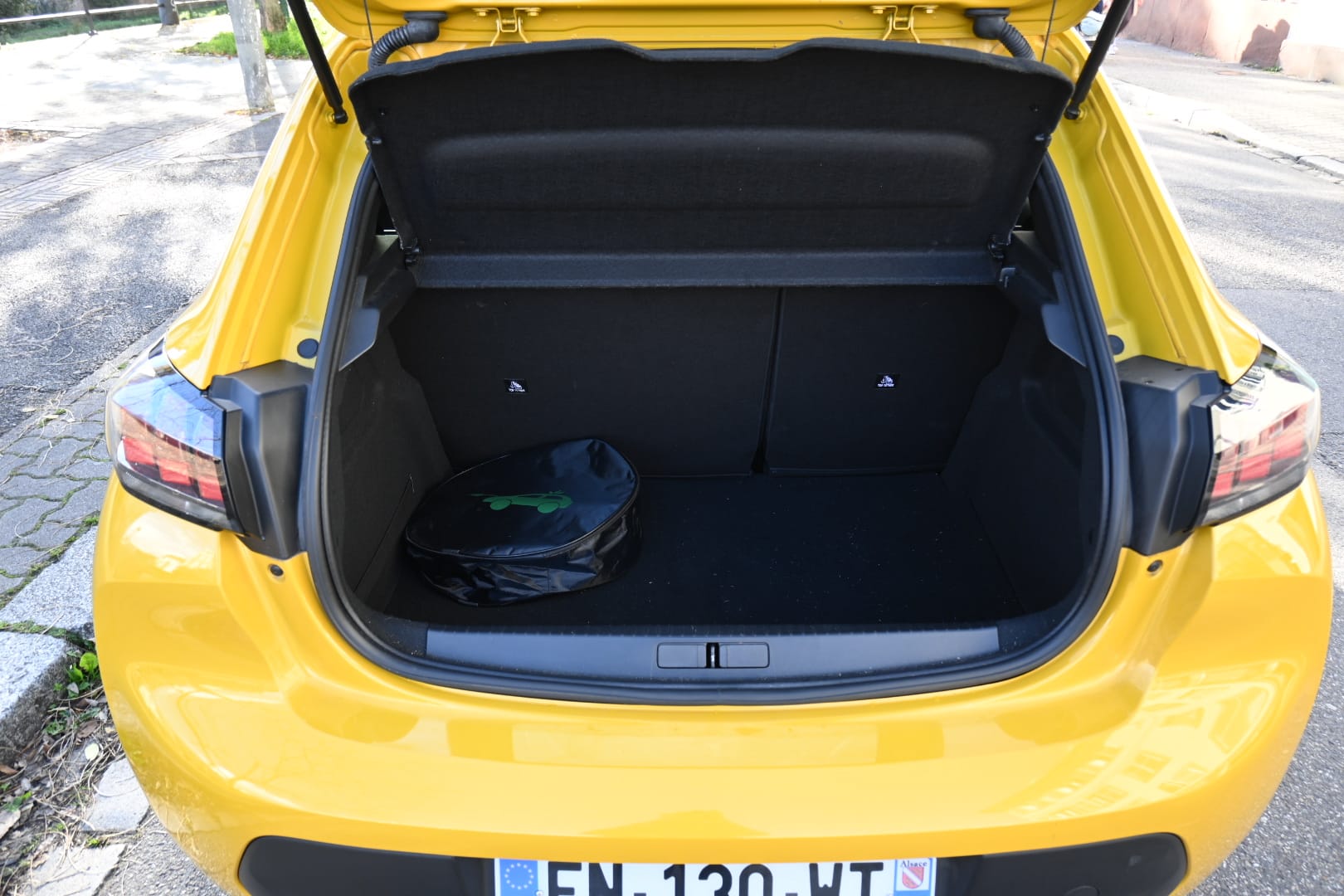 Peugeot e-208 Allure avec Apple CarPlay