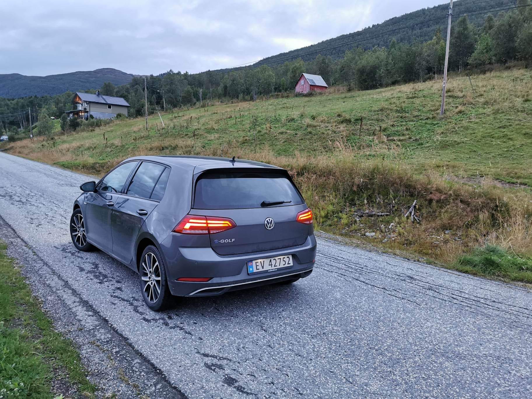Volkswagen e-Golf Rekkevidde wltp 220km, dachcam forran og bak. Max ladde fart på 40kw/t. met GPS