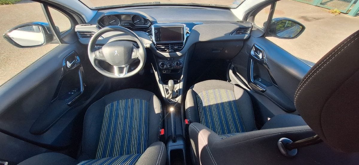 Peugeot 208 Puretech 1,2L 82ch ESSENCE | Caméra de recul avec Régulateur de vitesse