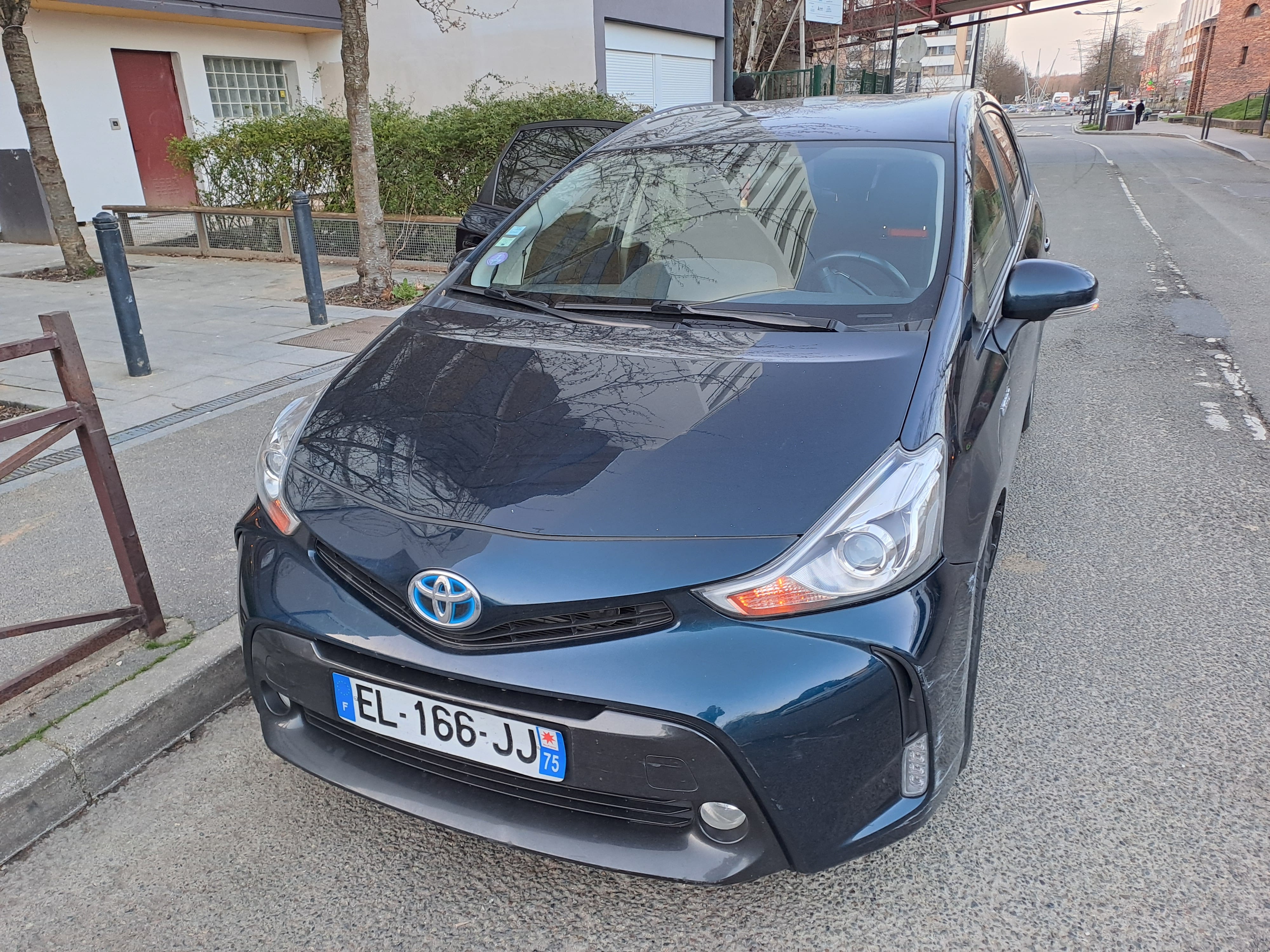 Toyota Prius +, 2017, Essence 95 / Électrique (hybride), automatique, 7 places