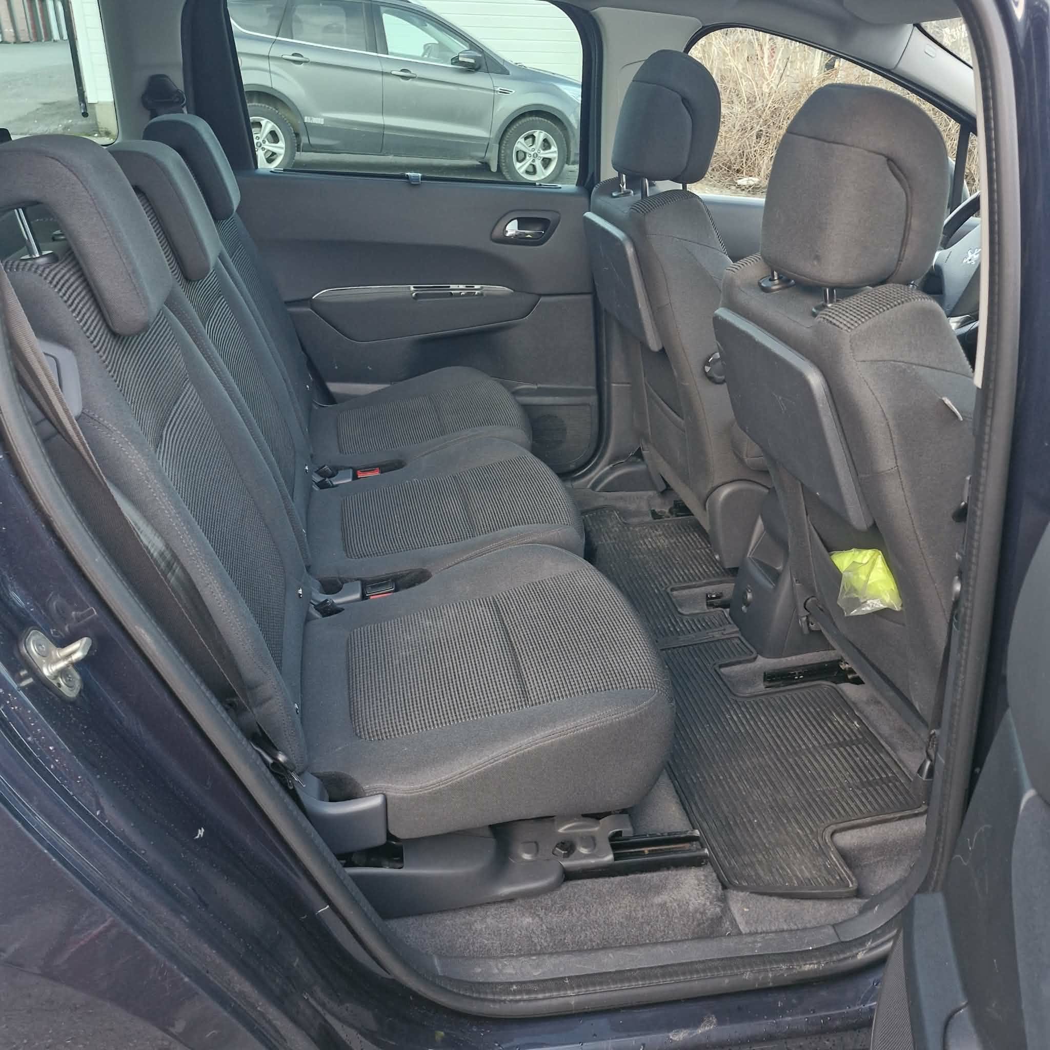 Peugeot 5008 avec Siège bébé