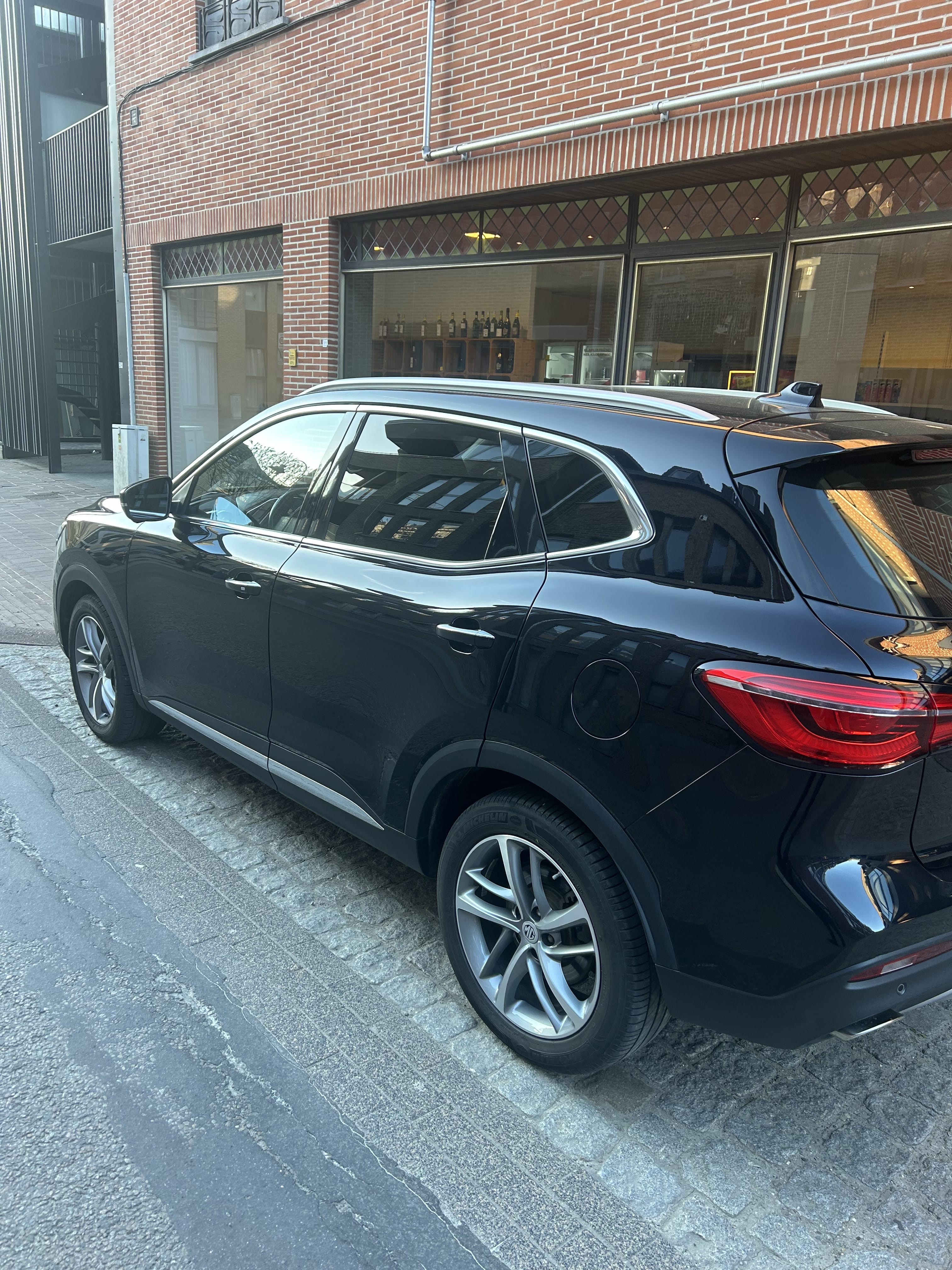 MG RX6 Plug hybride (PHEV) rechargeable et essence avec 51 km d’autonomie Electrique met Dashcam