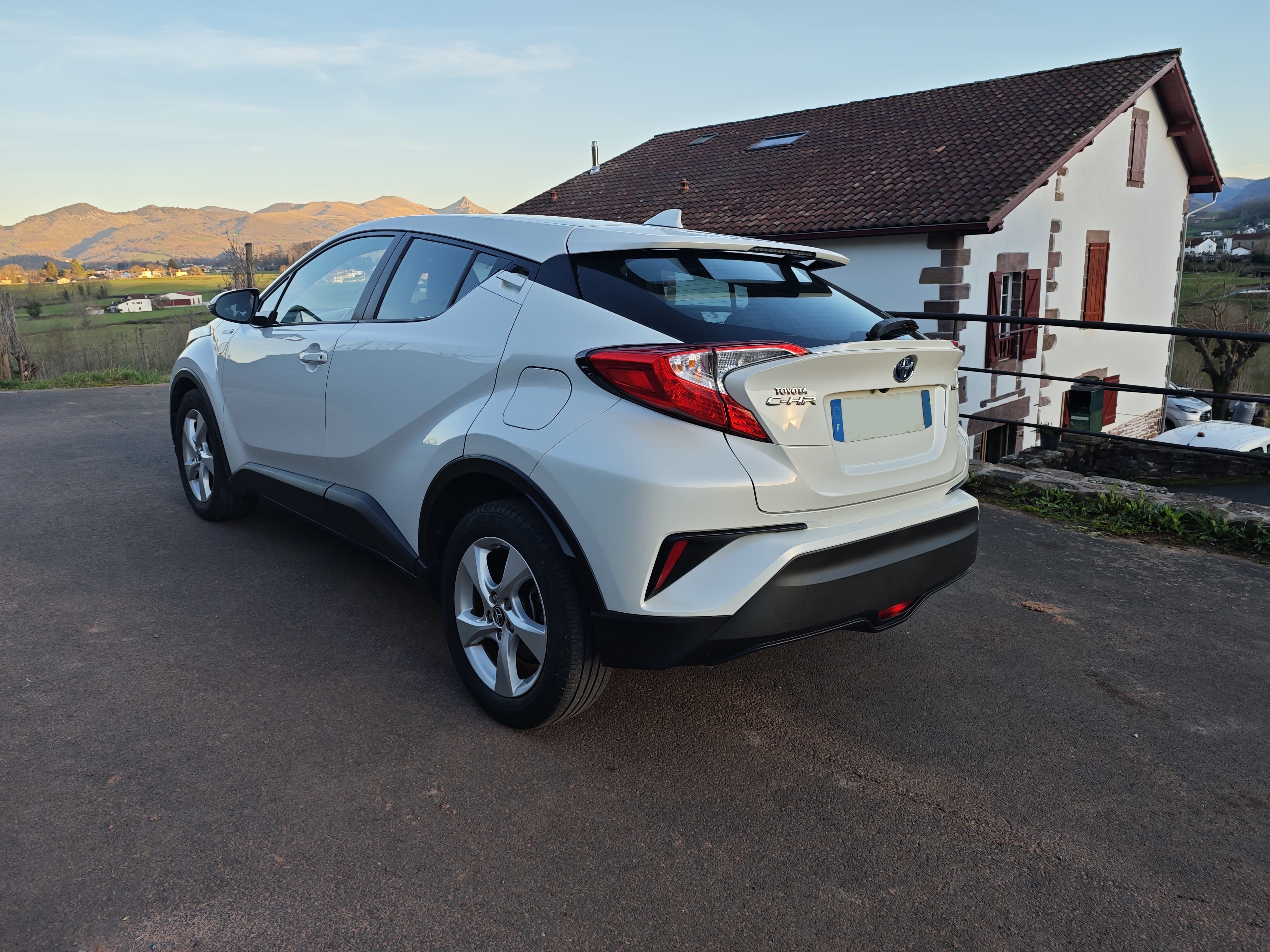 Toyota C-HR Hybrid 1.8 122 ch avec GPS