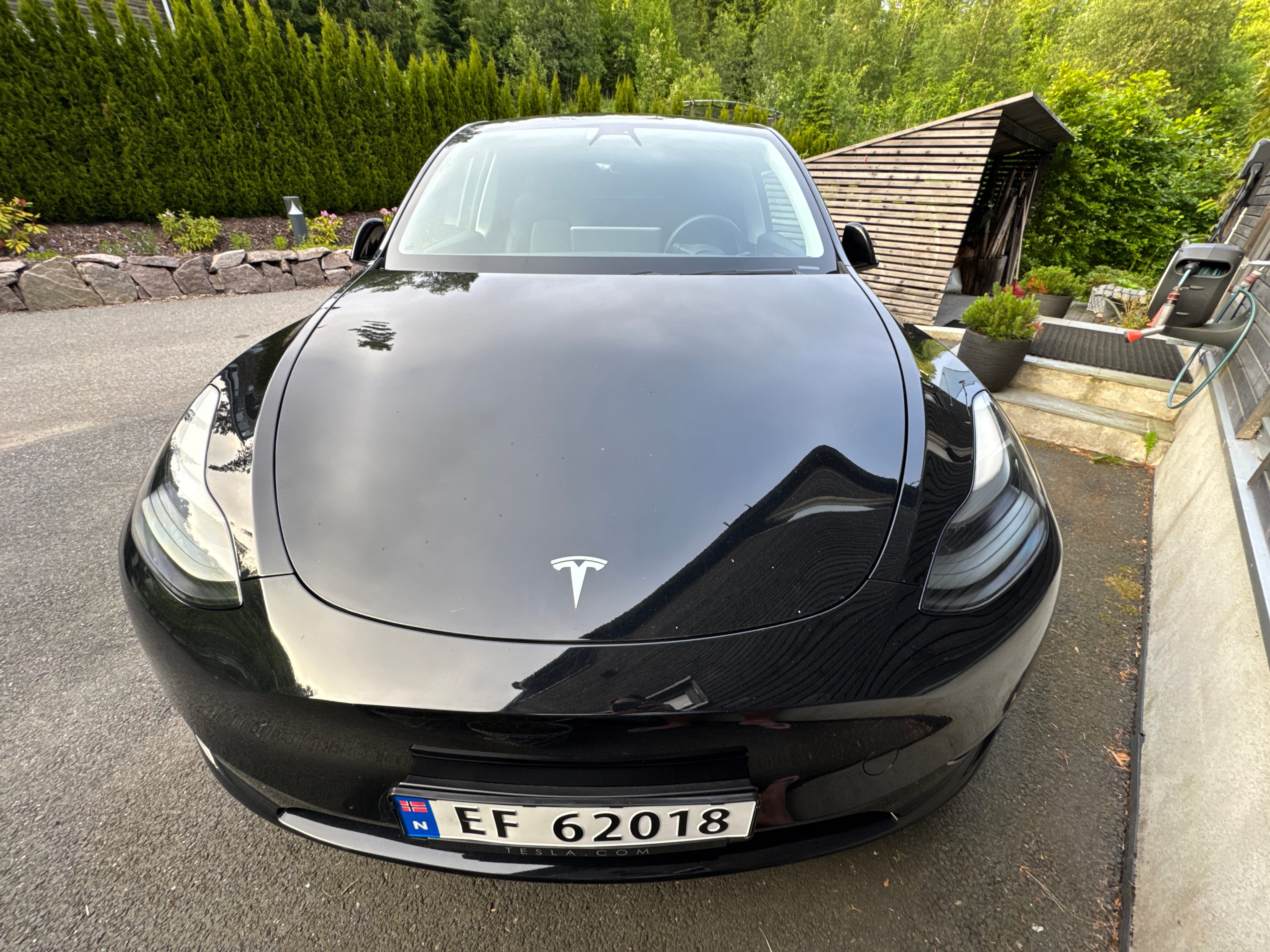 Tesla Model Y med GPS