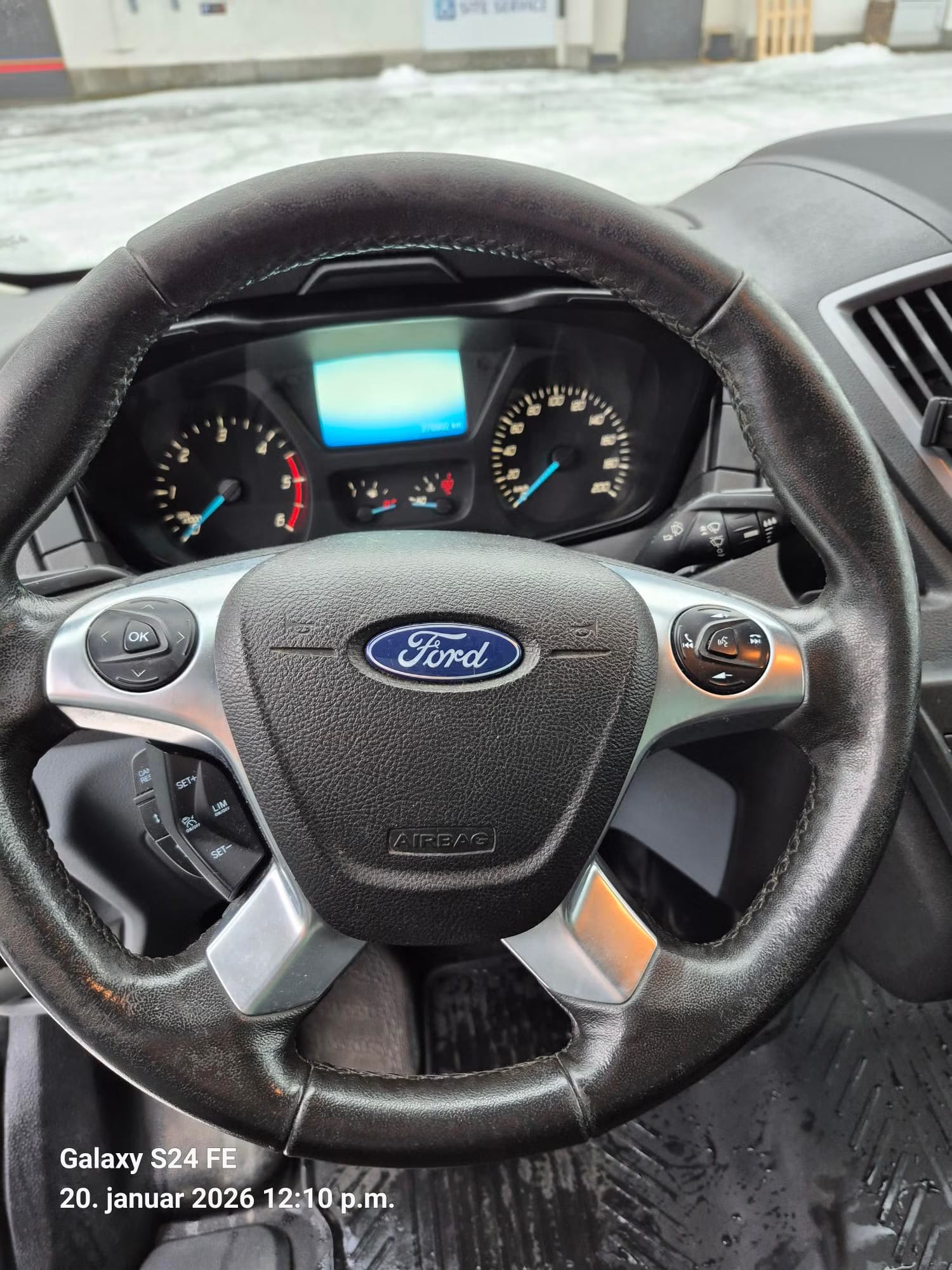 Ford Transit 350 mit Navigationsgerät
