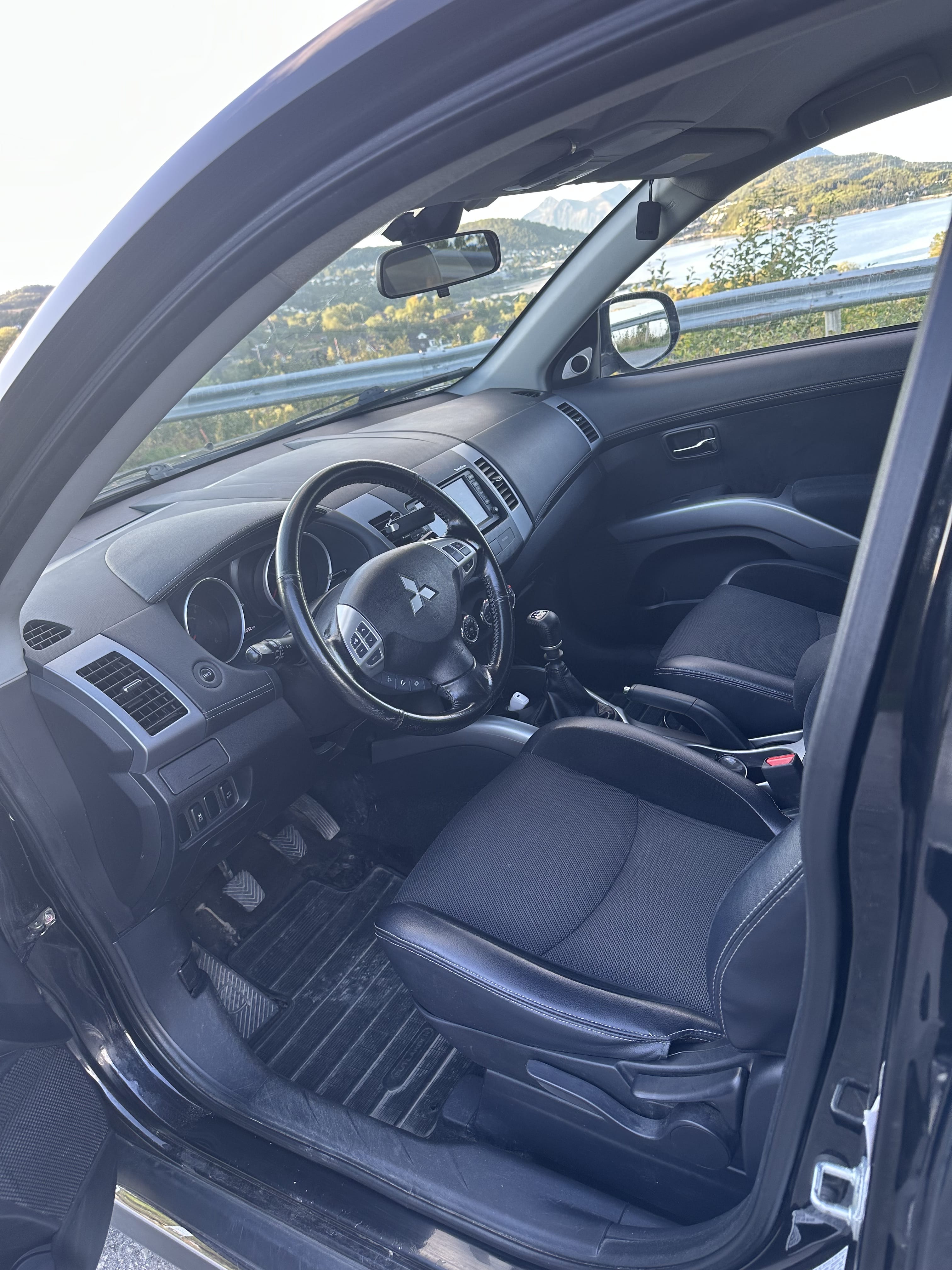 Mitsubishi Outlander med Lydinngang