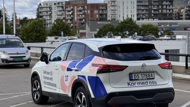 Nissan Qashqai med ekstra pedaler til øvelseskjøring med Cruisekontroll
