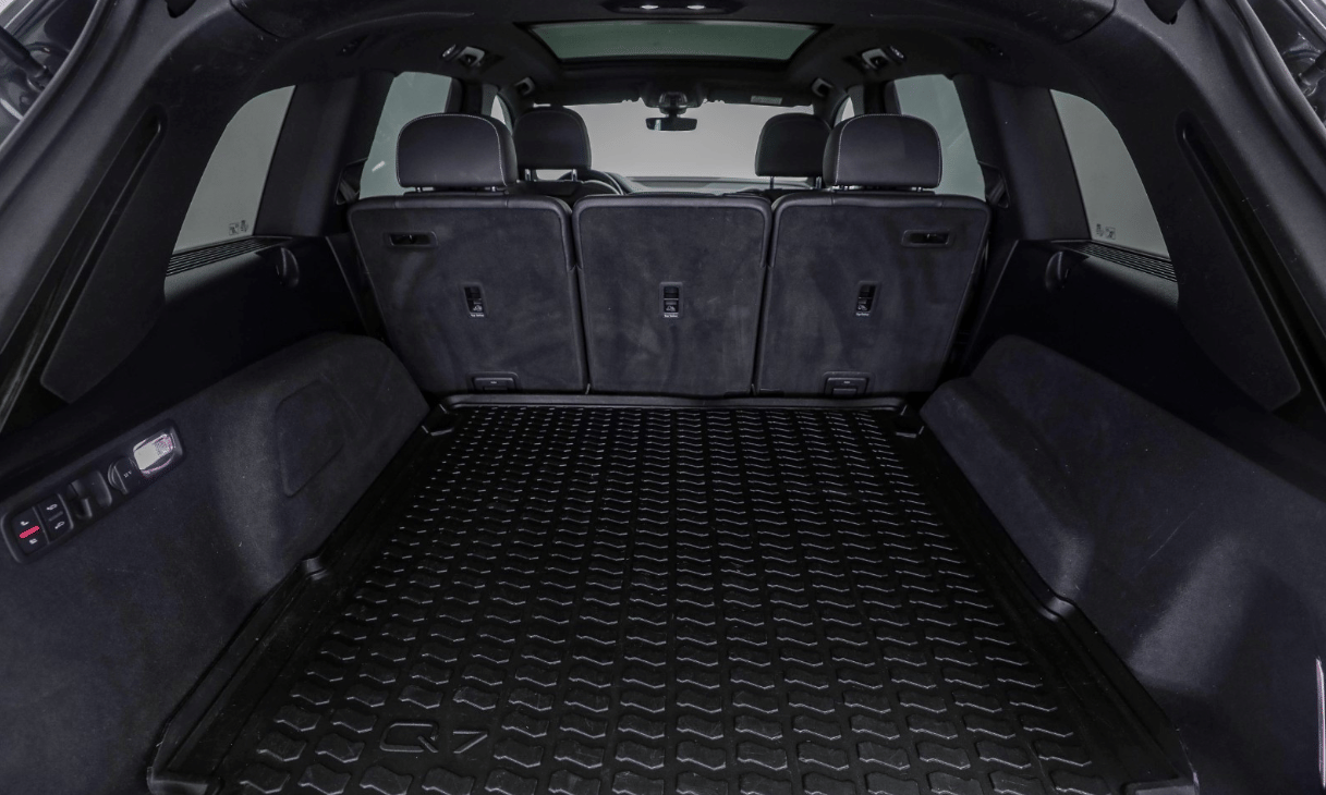 Audi Q7 3.0T Quattro Premium with Audio / iPod input