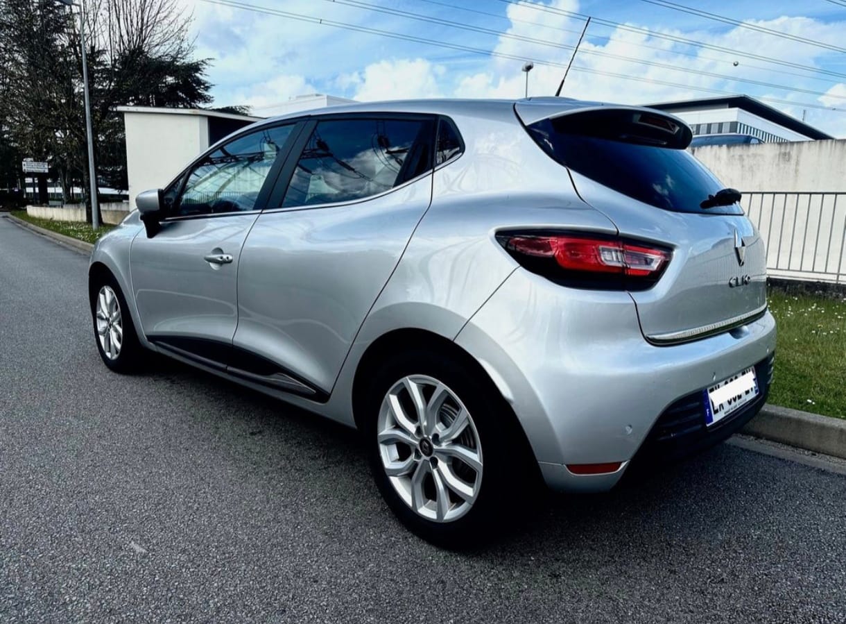 Renault Clio avec Siège bébé