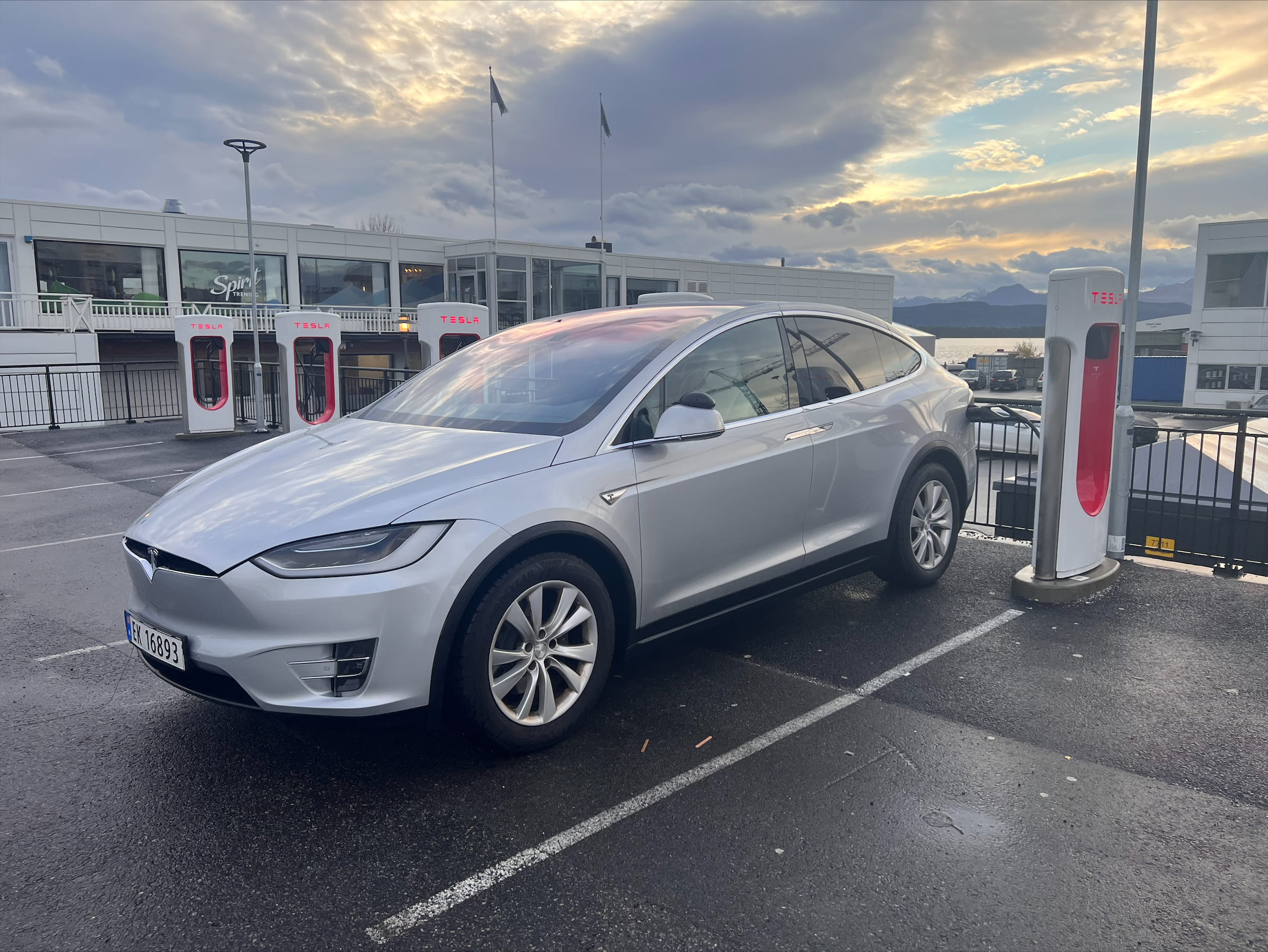 Tesla Model X med GPS