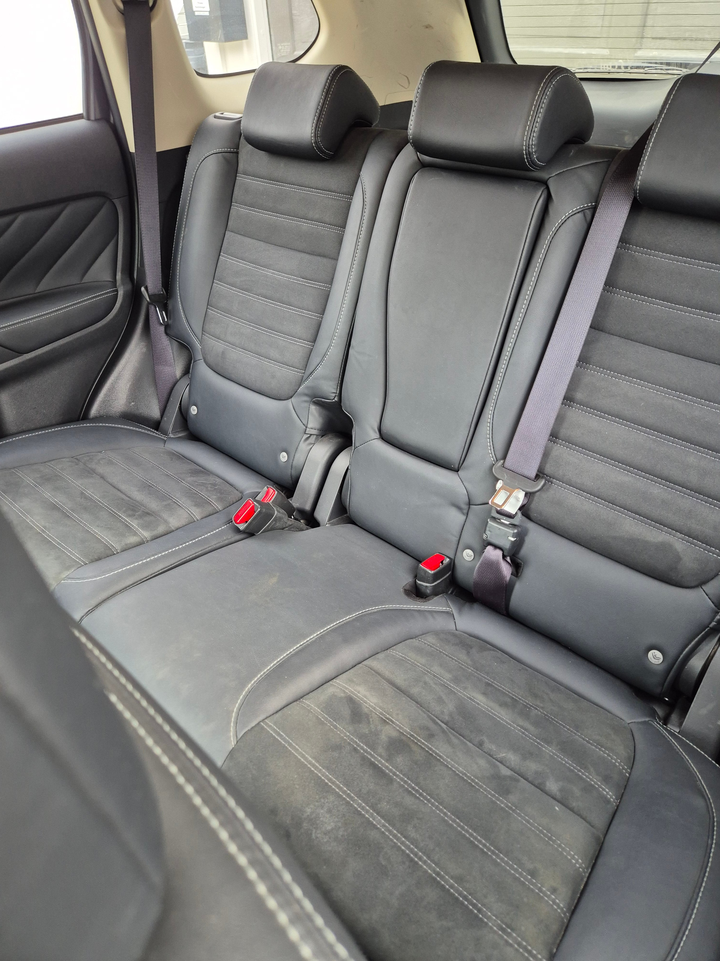 Mitsubishi Outlander Hybrid med Lydinngang