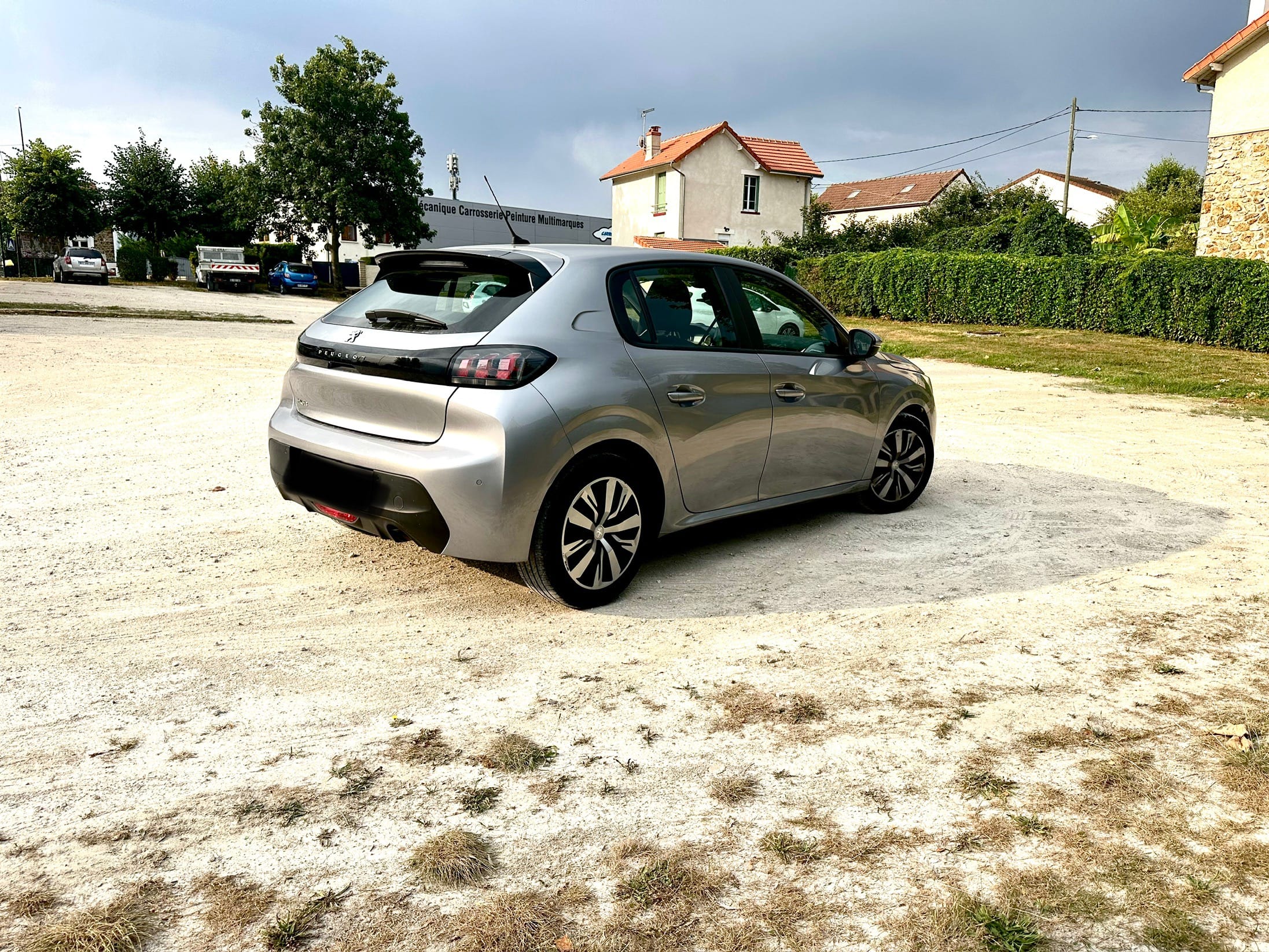 Peugeot 208 FV918 avec GPS