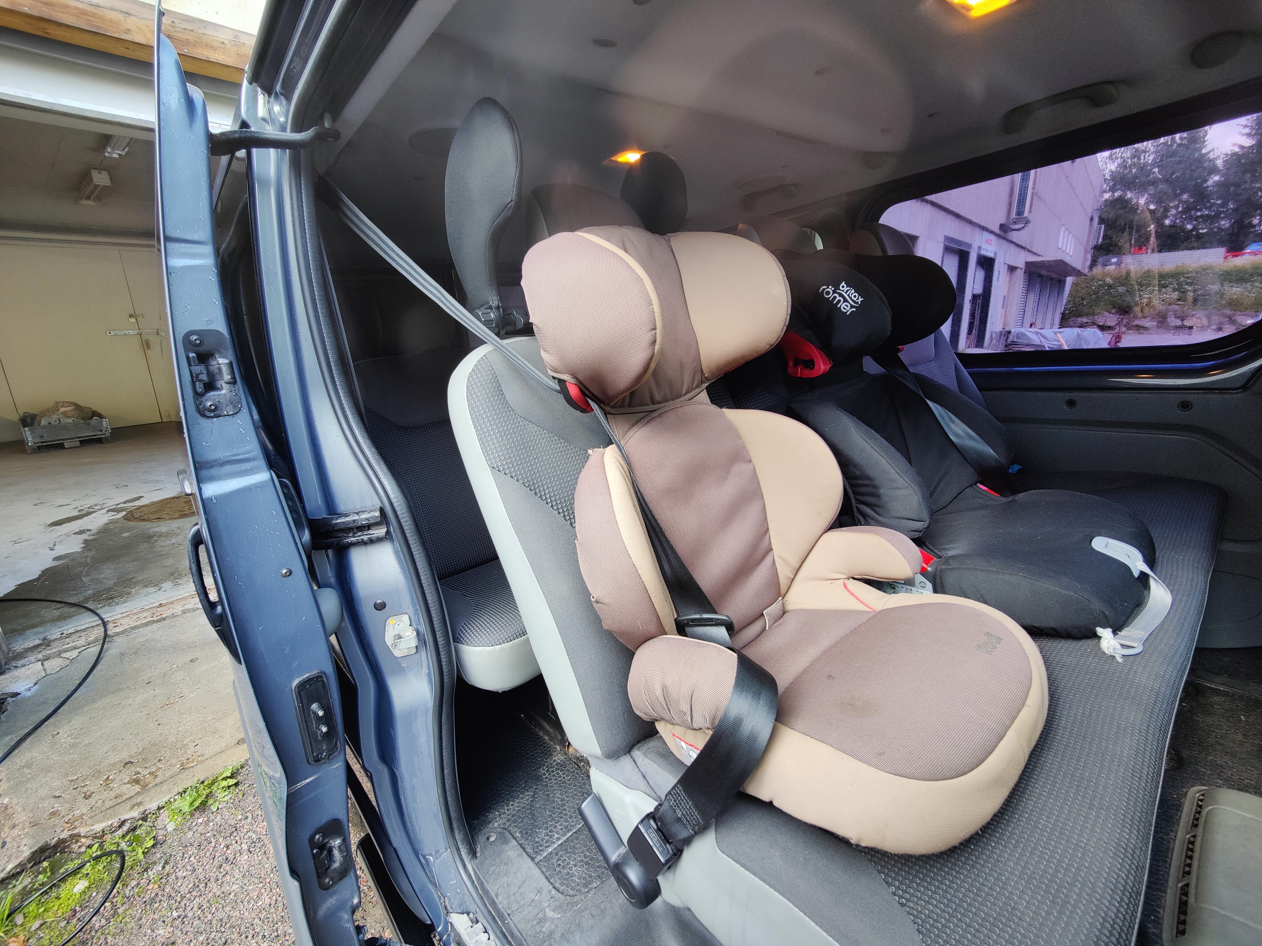 Opel Vivaro Minibuss 2.0 med Lydinngang