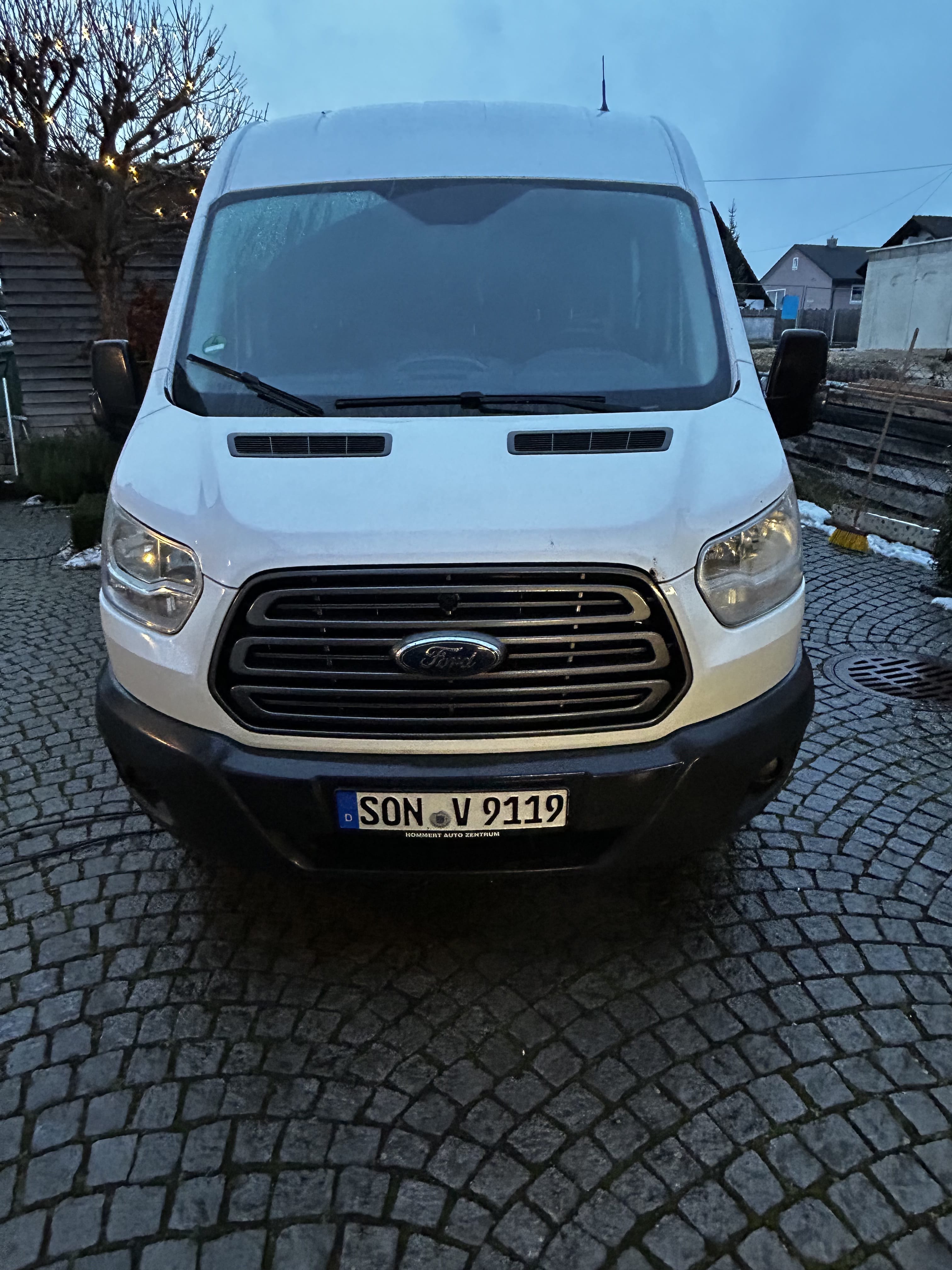 Ford Transit 350 mit Bluetooth-Audio