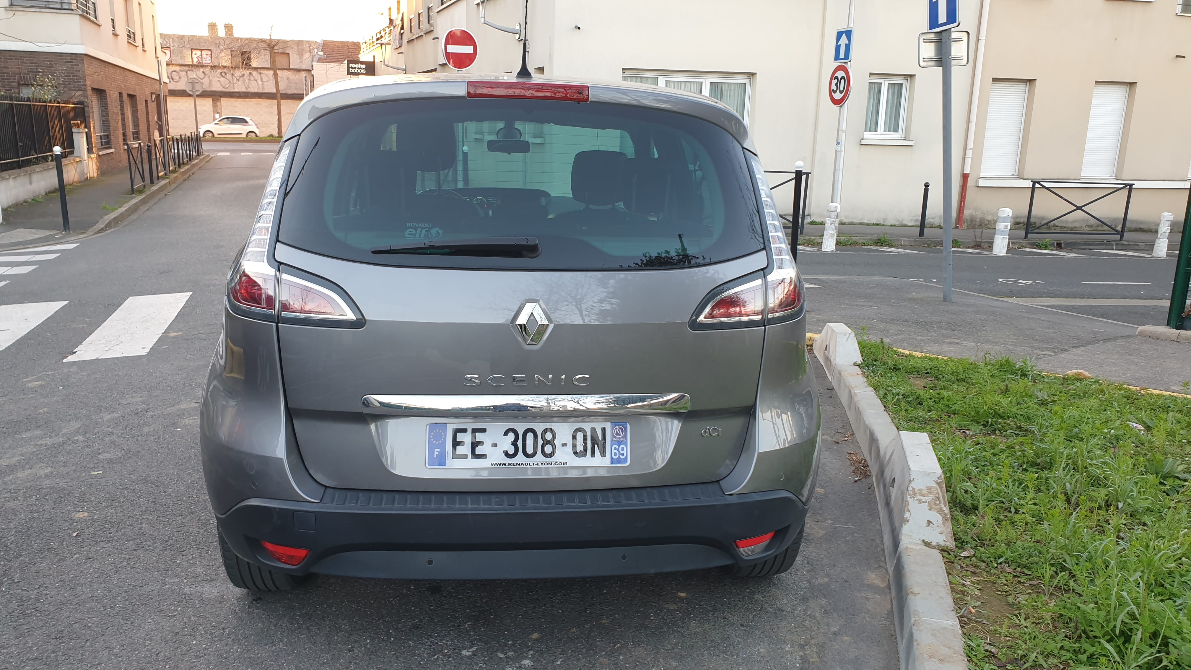 Renault Scenic 5 place - PARIS 19 ème - EE308QN avec GPS