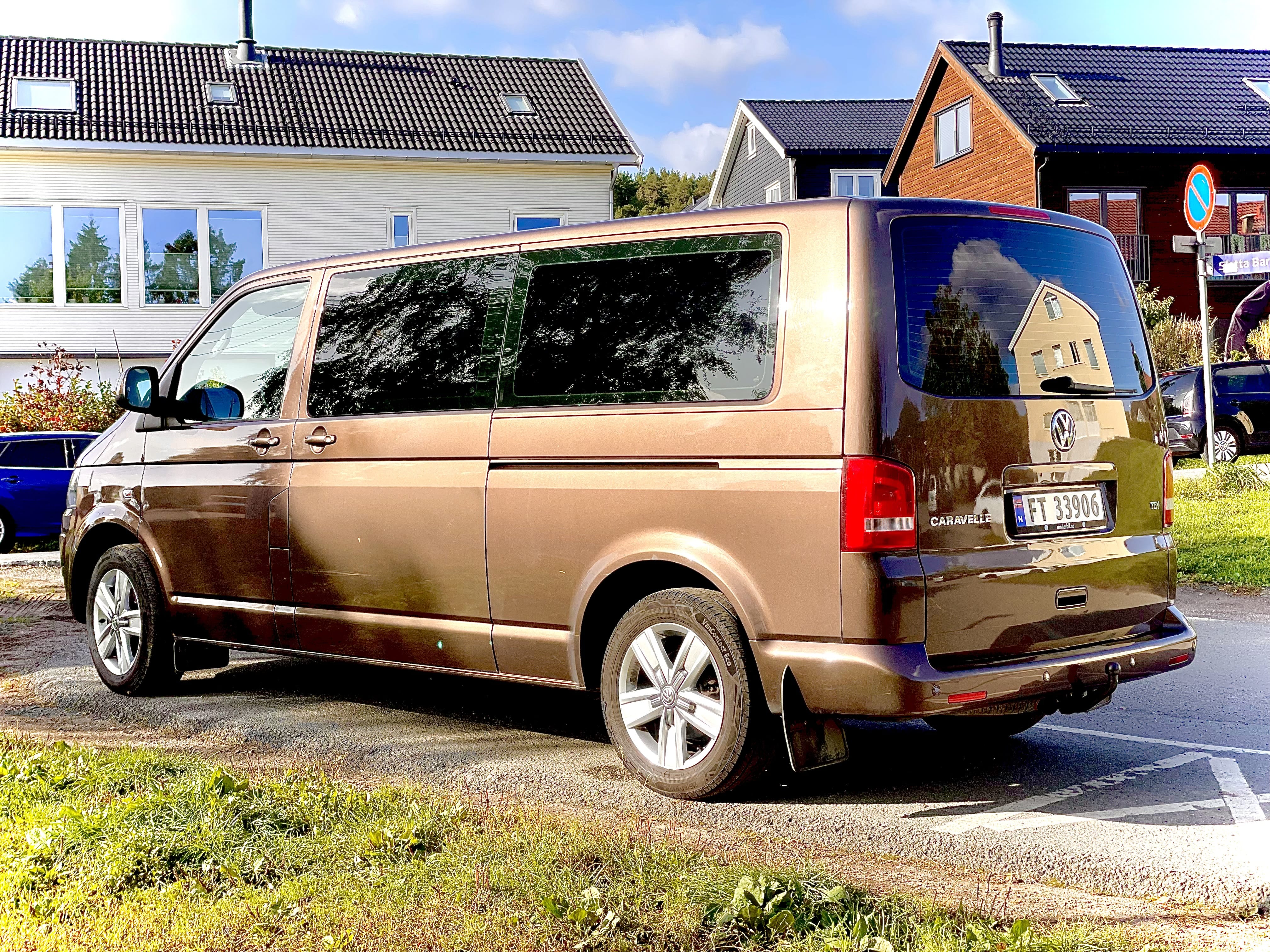 Volkswagen Caravelle 2.0 Tdi. Med 9 seter og automatgir with Air conditioning
