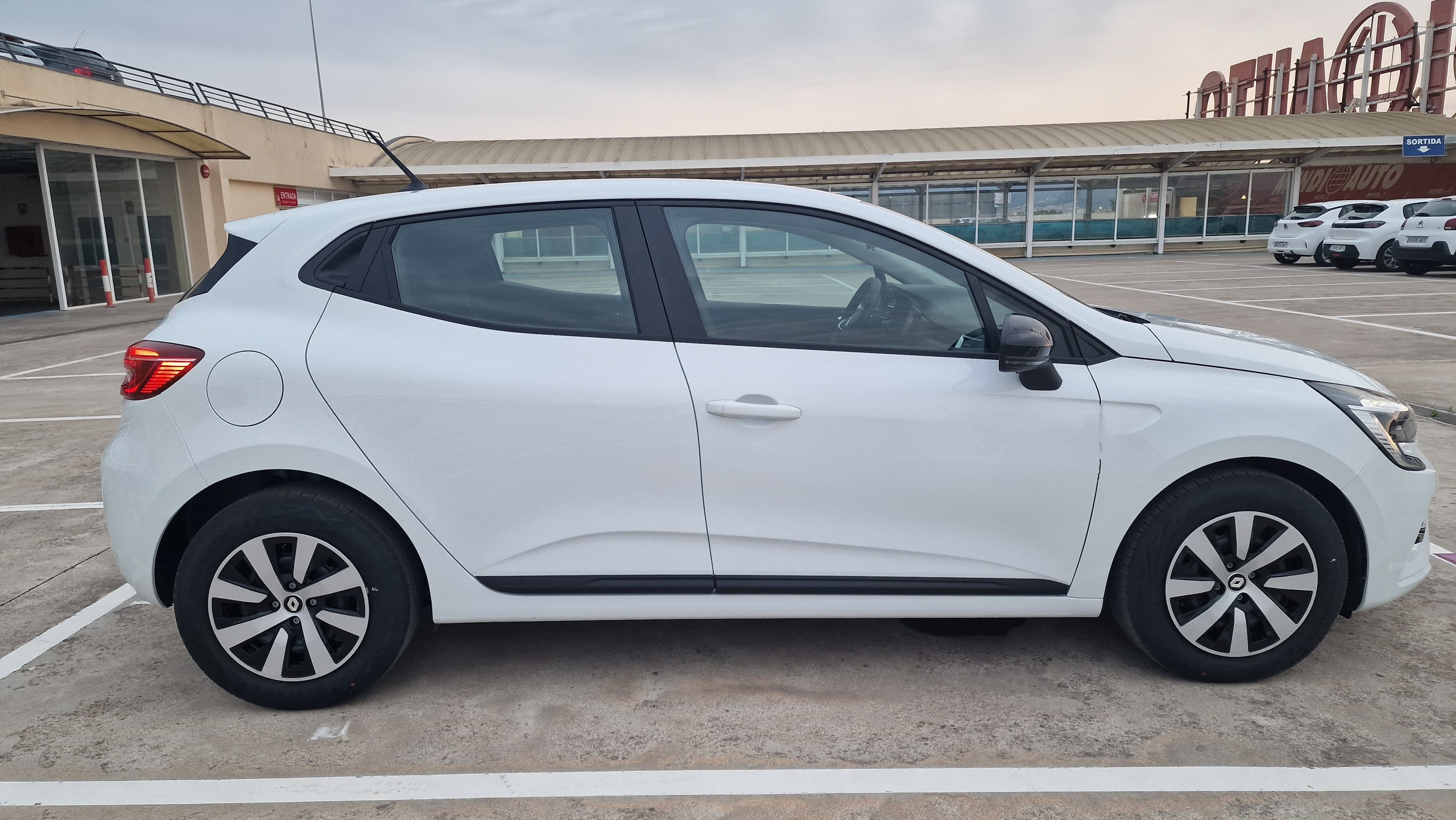 Renault Clio 1.0 Tce 90 Evolution 5 puertas - 3958MXF con Aire acondicionado