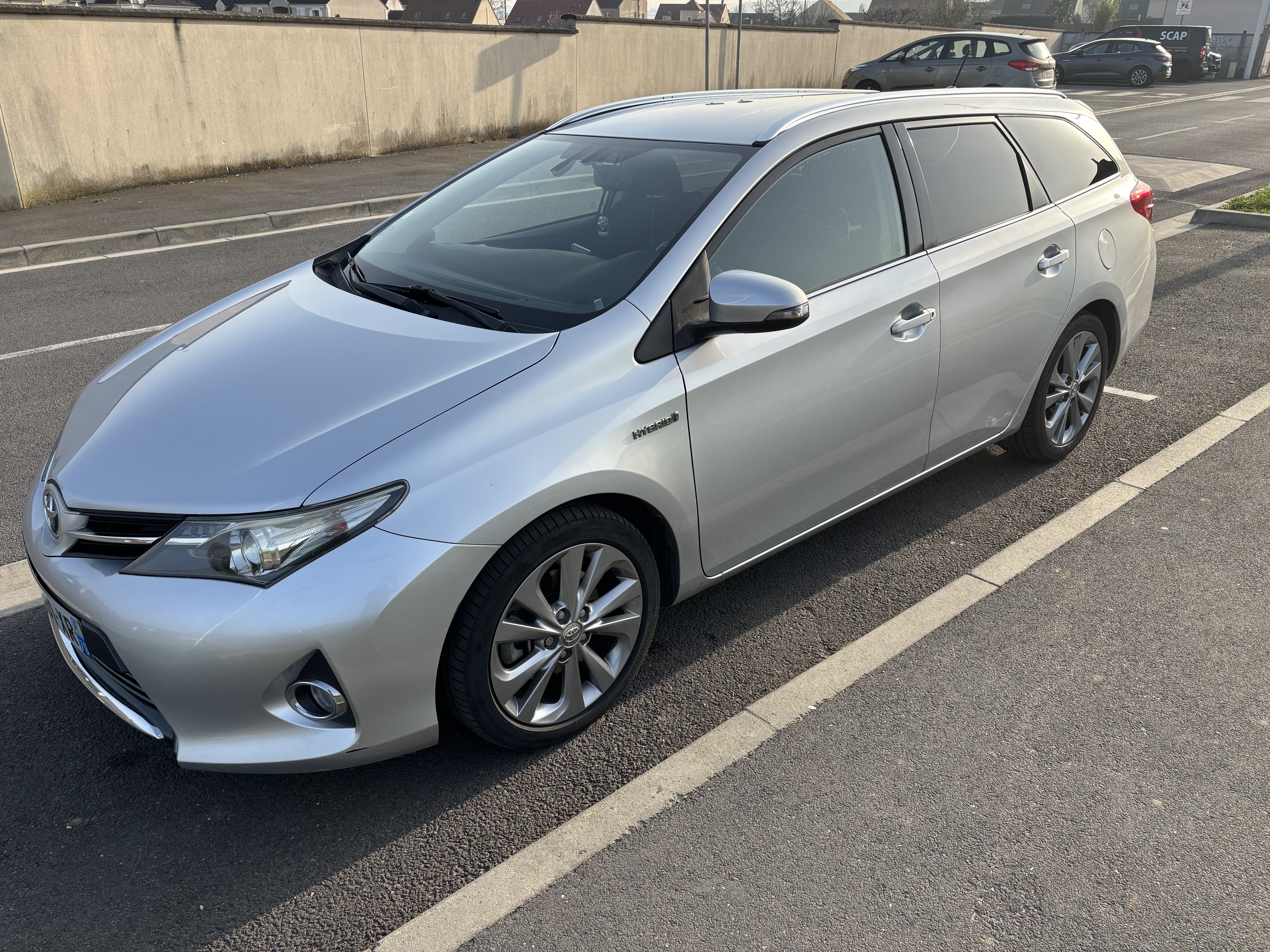 Toyota Auris Touring Sports, 2014, Essence 95 / Électrique (hybride), automatique