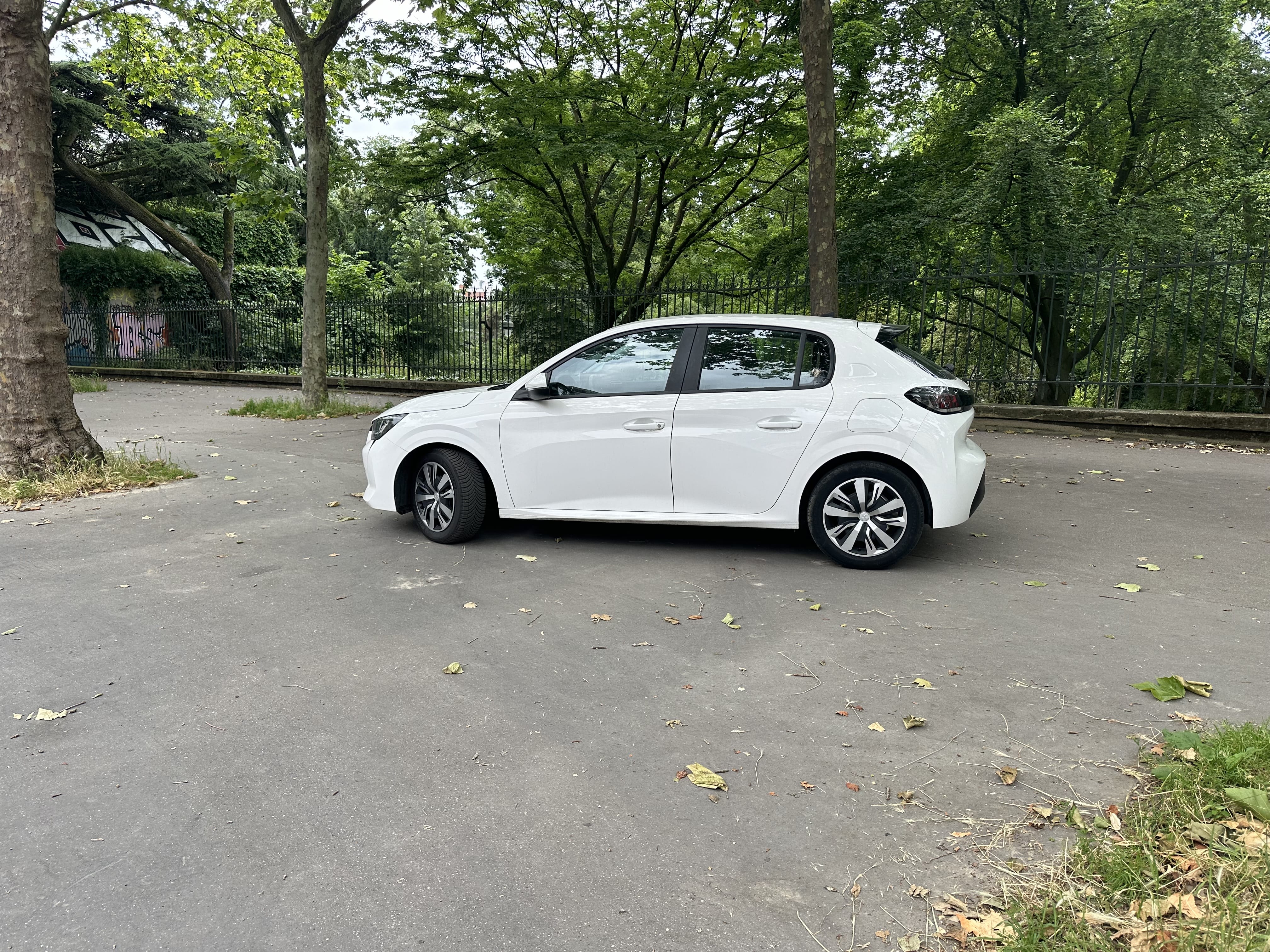 Peugeot 208 FQ641 avec Entrée audio / iPod