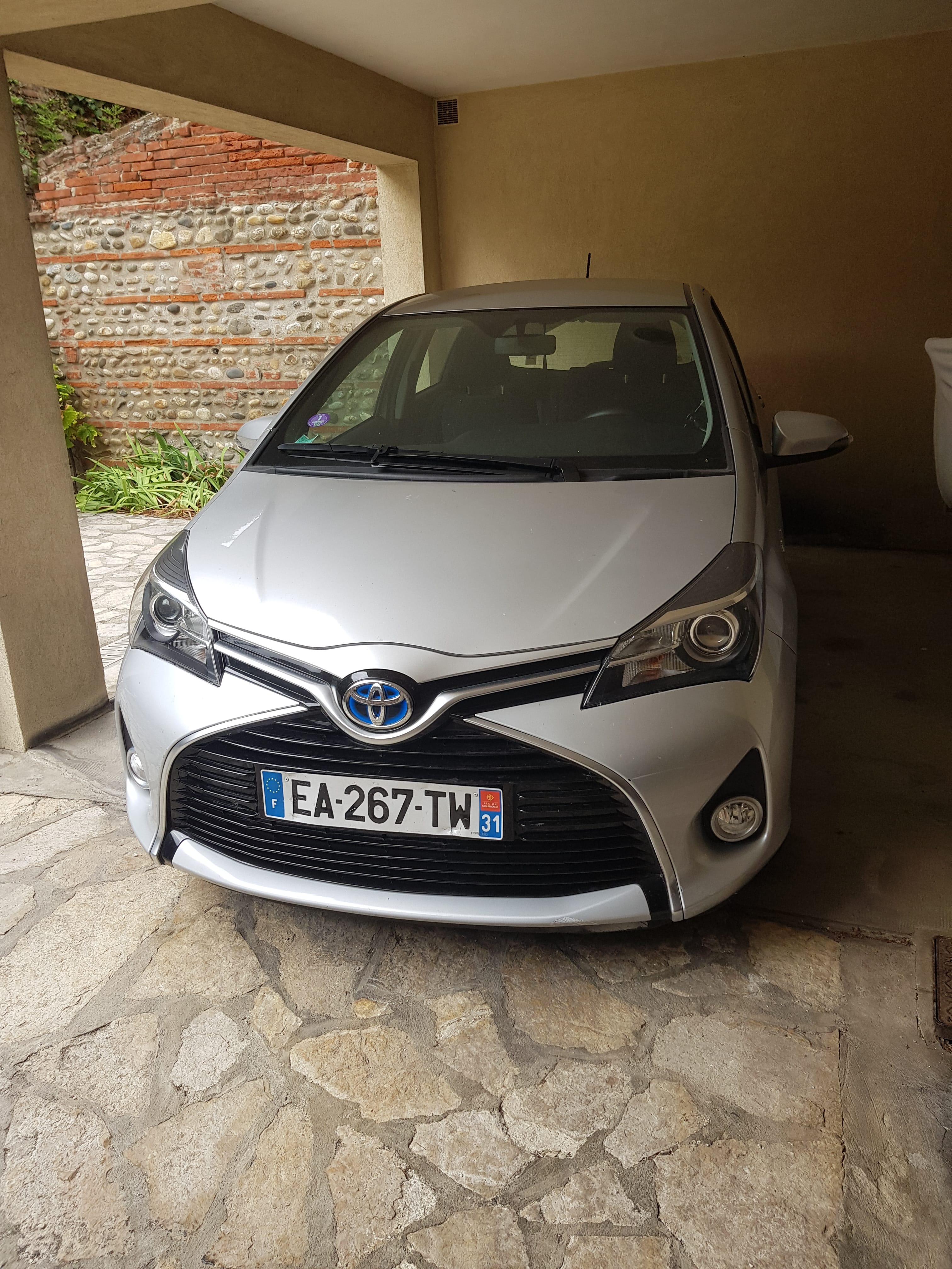 Toyota Yaris Hybride, 2016, Essence 95 / Électrique (hybride), automatique
