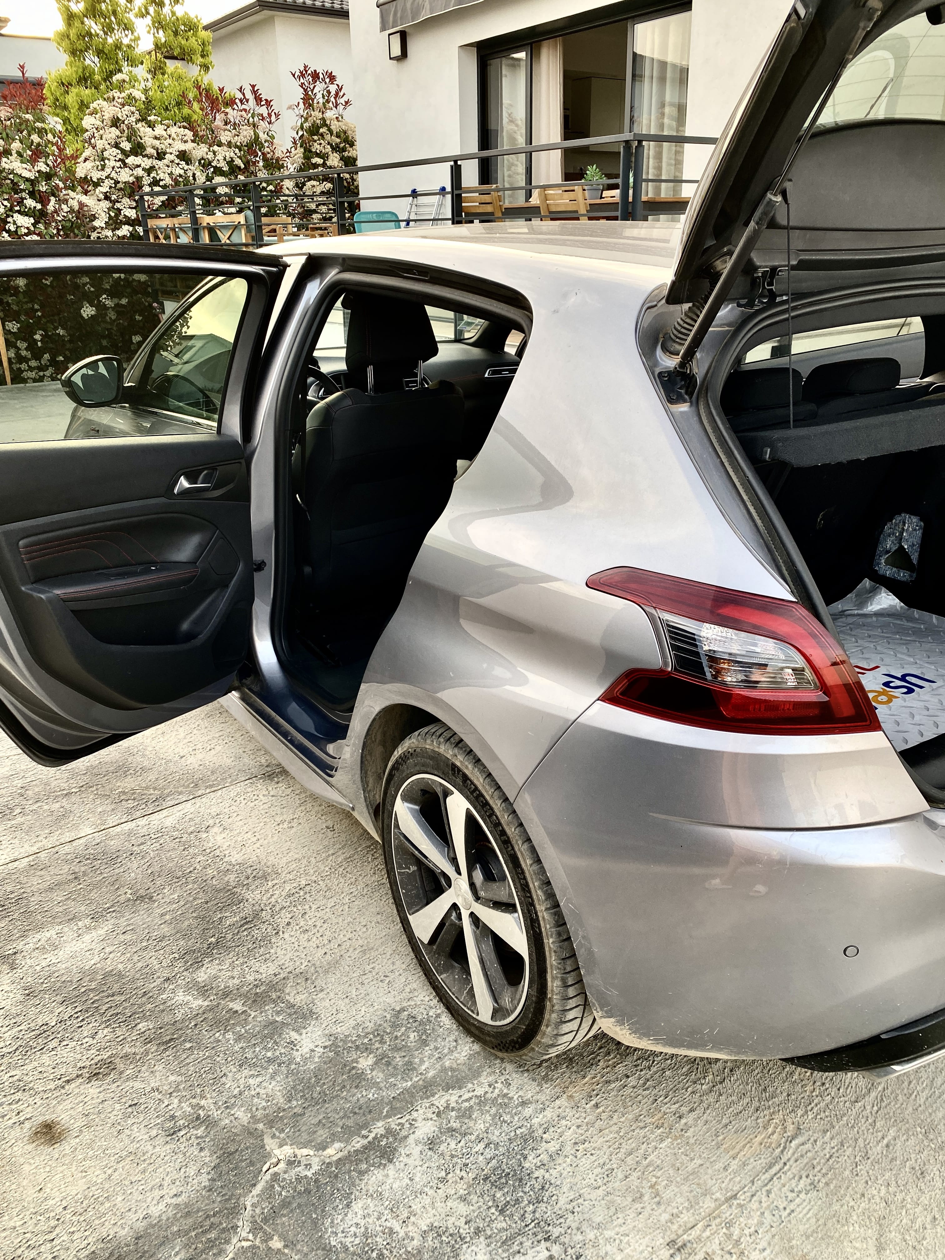 Peugeot 308 1.2L PureTech 130ch avec Siège bébé