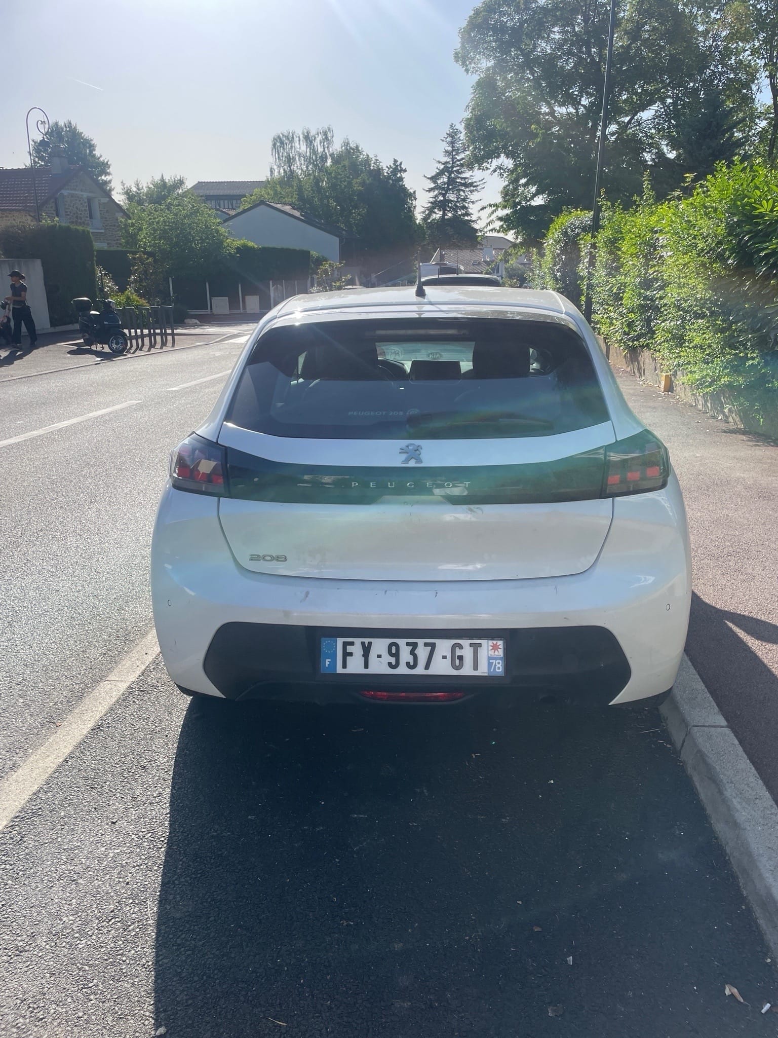 Peugeot 208 FY937GT avec GPS
