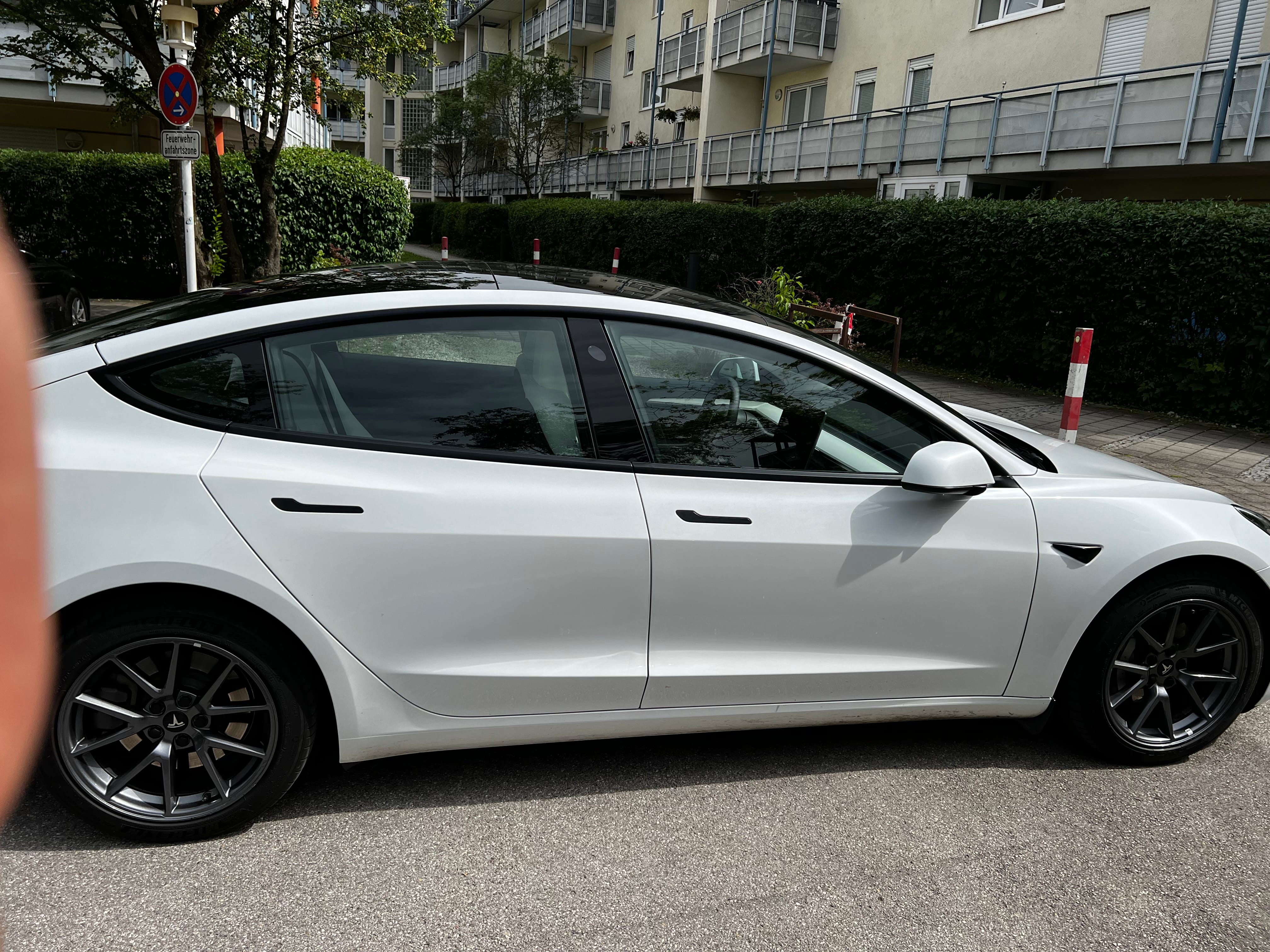Tesla Model 3 Standard Range Plus mit Winterreifen