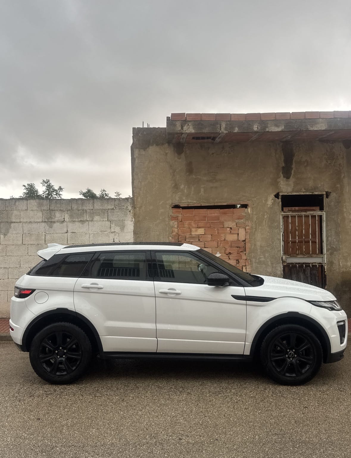 Land-Rover Range Rover Evoque with Air conditioning