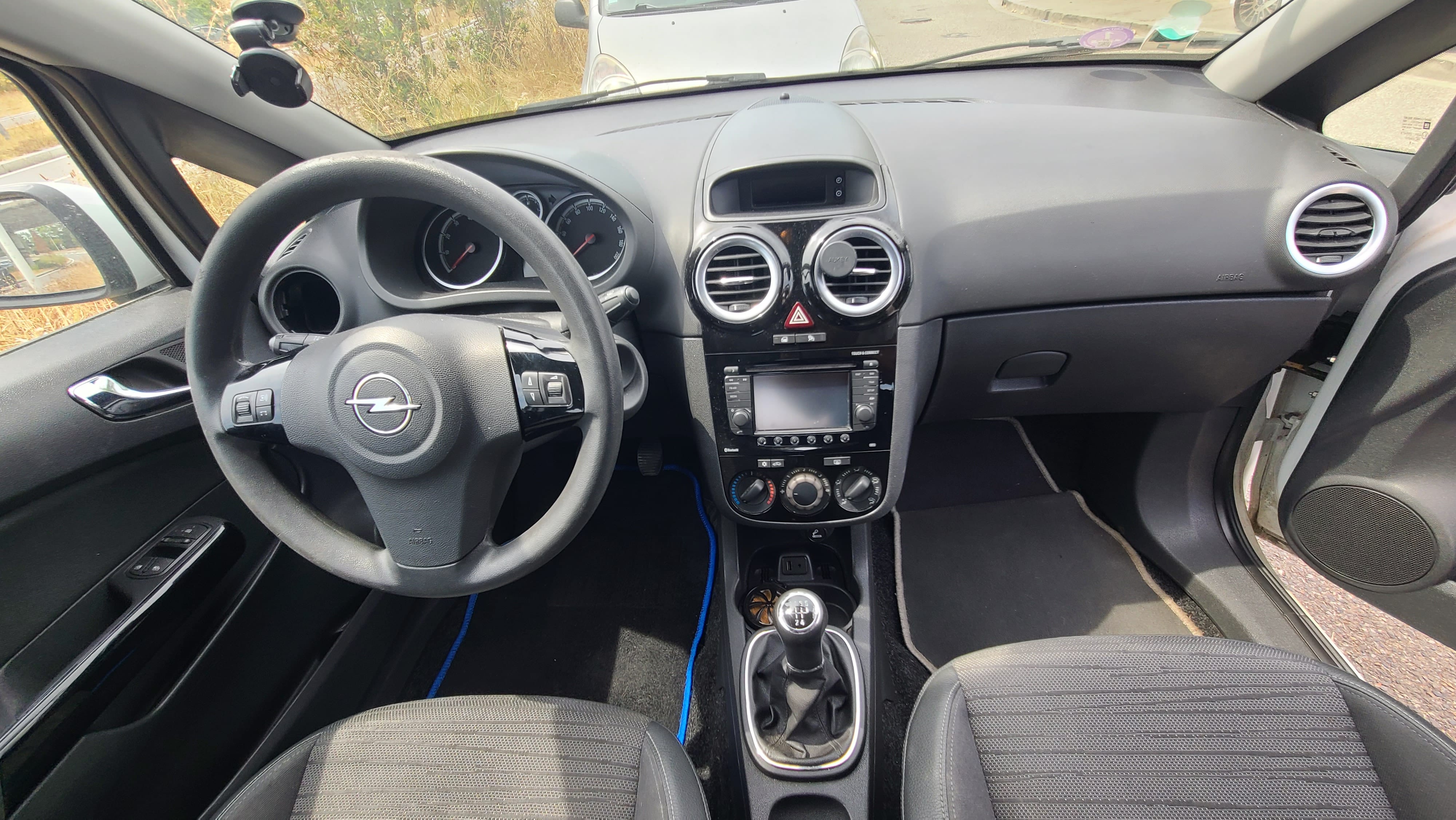 Opel Corsa avec Entrée audio / iPod