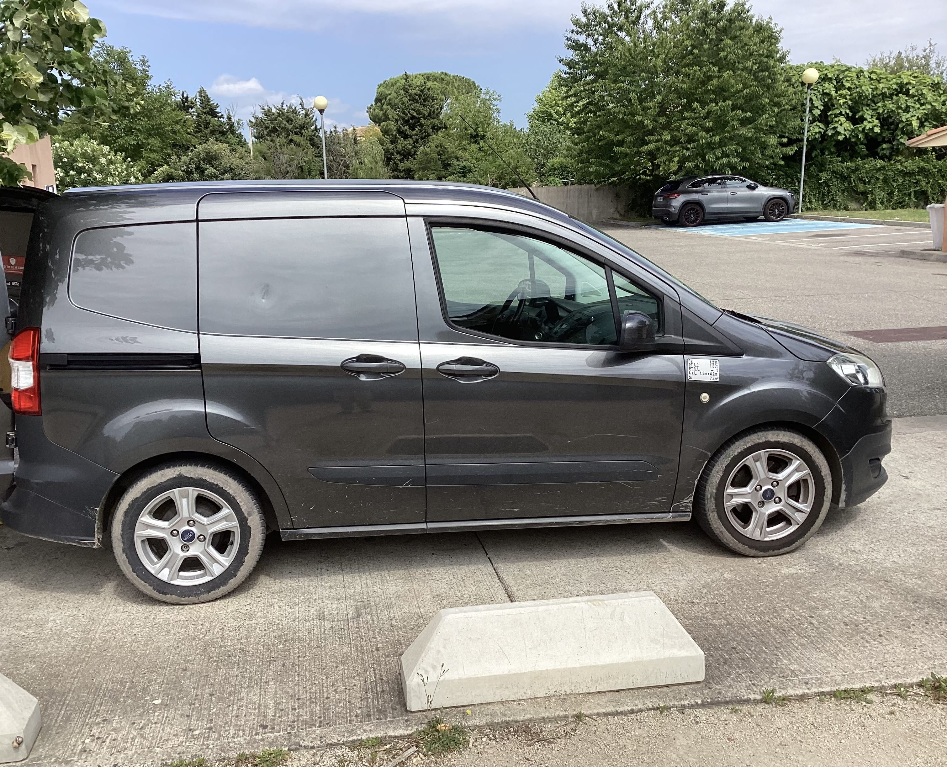 Ford Transit Courier Fourgon avec Climatisation
