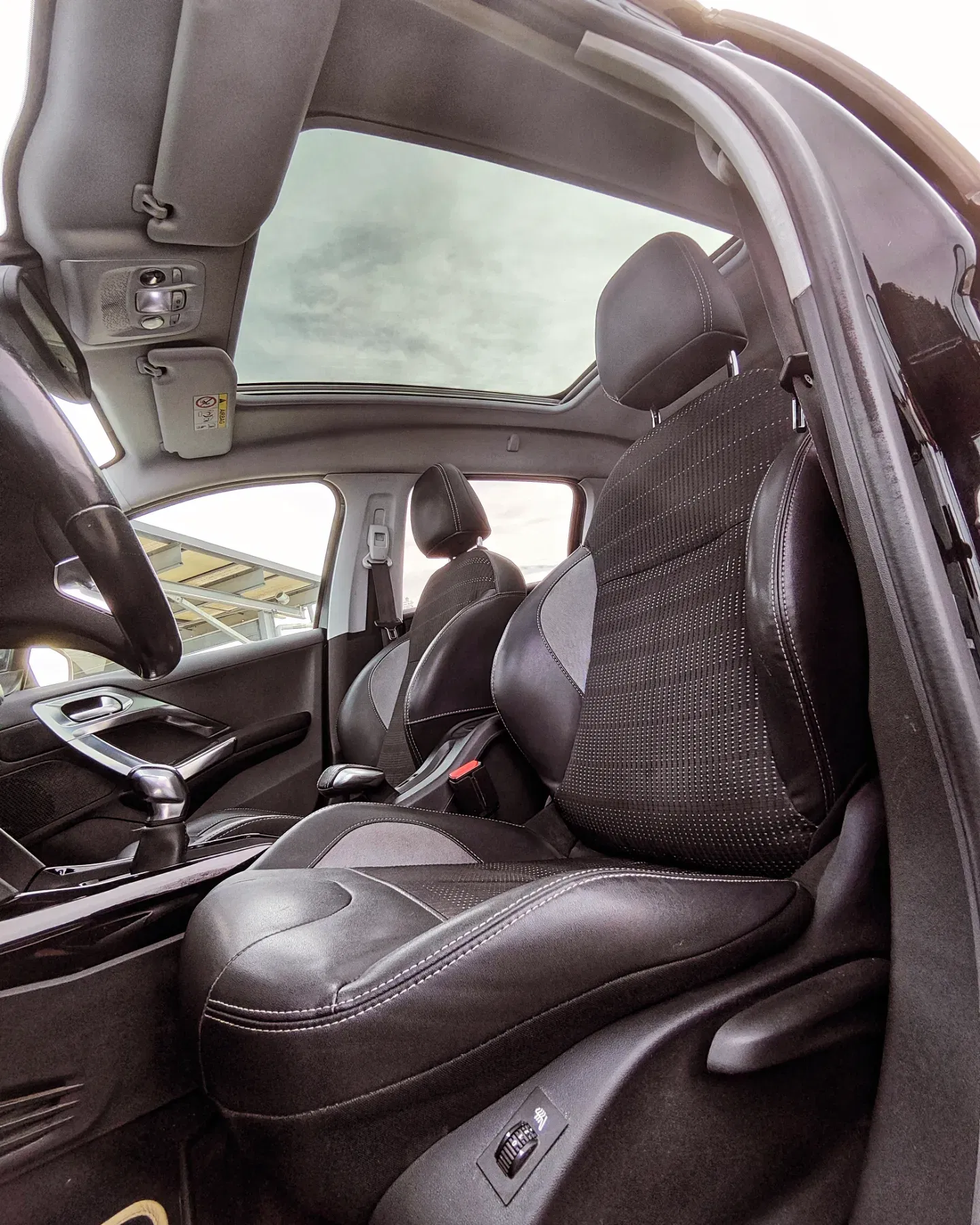 Peugeot 2008 Peugeot 2008 1.2 110cv Allure Toit Panoramique avec Entrée audio / iPod