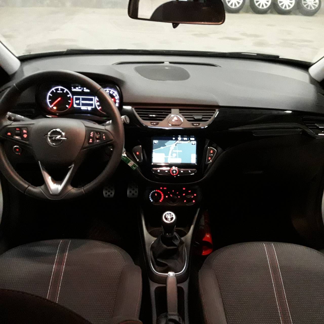 Opel Corsa 1.4 Black Edition avec GPS